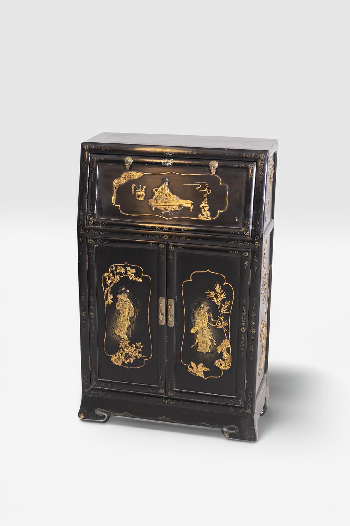 Chinese Chippendale Small vintage Chinese writing desk