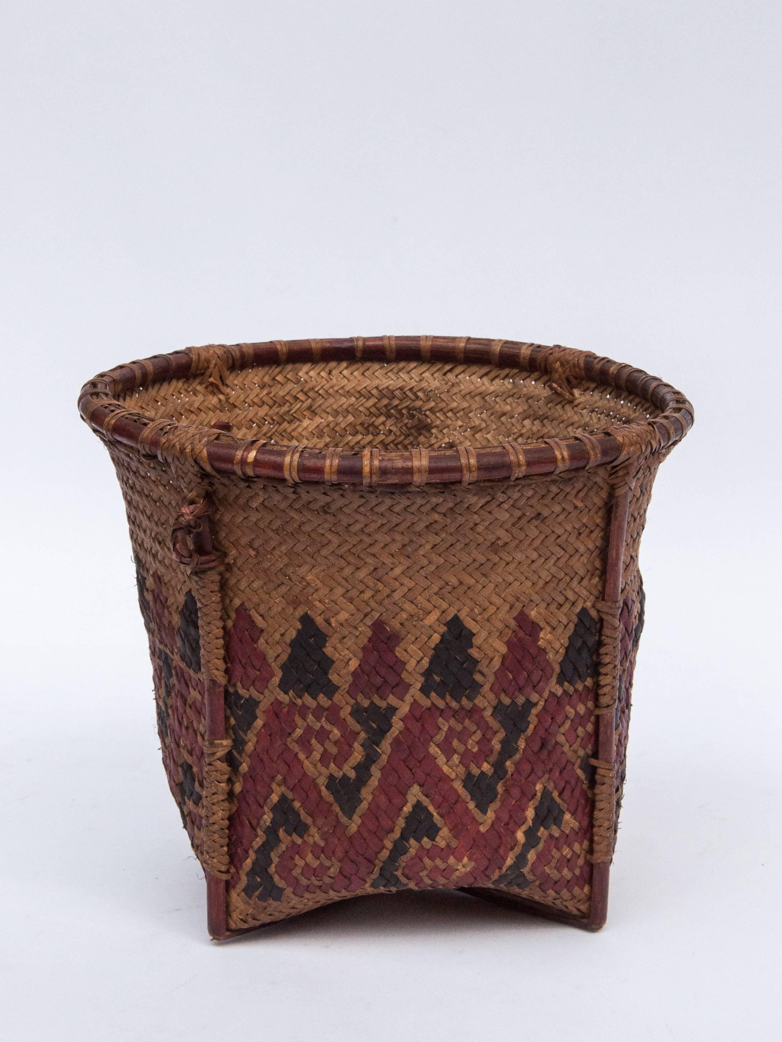 Small vintage collecting basket with colored design. Borneo, mid-20th century.
Offered by Bruce Hughes.
Rattan basket from west Borneo. Hand fashioned from rattan and bamboo with a colored design from natural dyes.
Dimensions: 8 inch diameter by