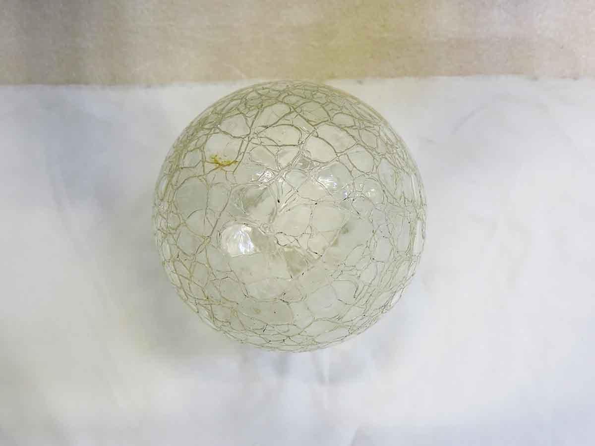 Américain Petit globe à suspension pour plafond en verre craquelé vintage en vente