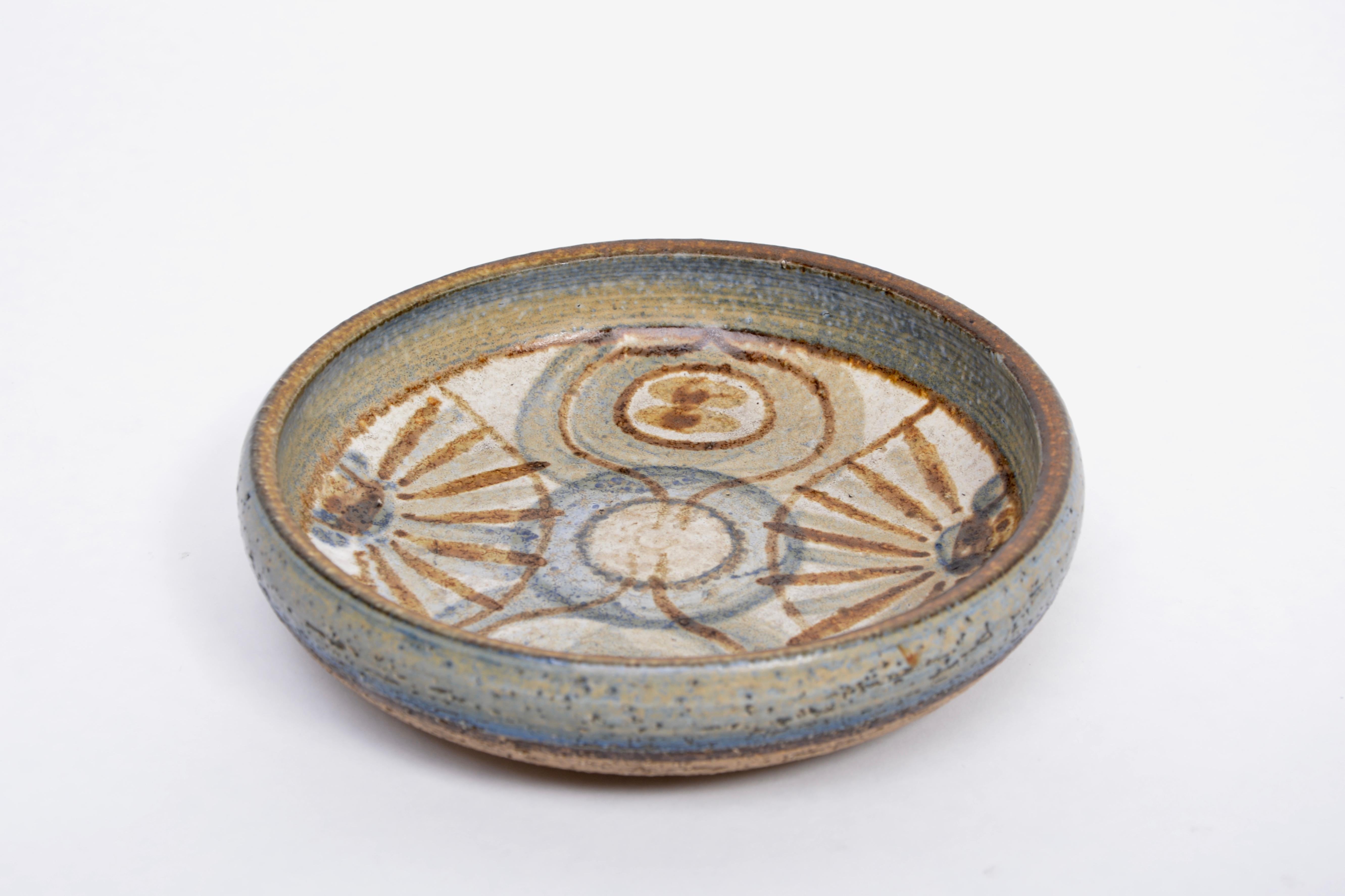 Small handmade ceramic bowl or plate designed by Noomi Bakchausen in 1971, and produced by Soholm Stentoj in Denmark, in the 1970s.
