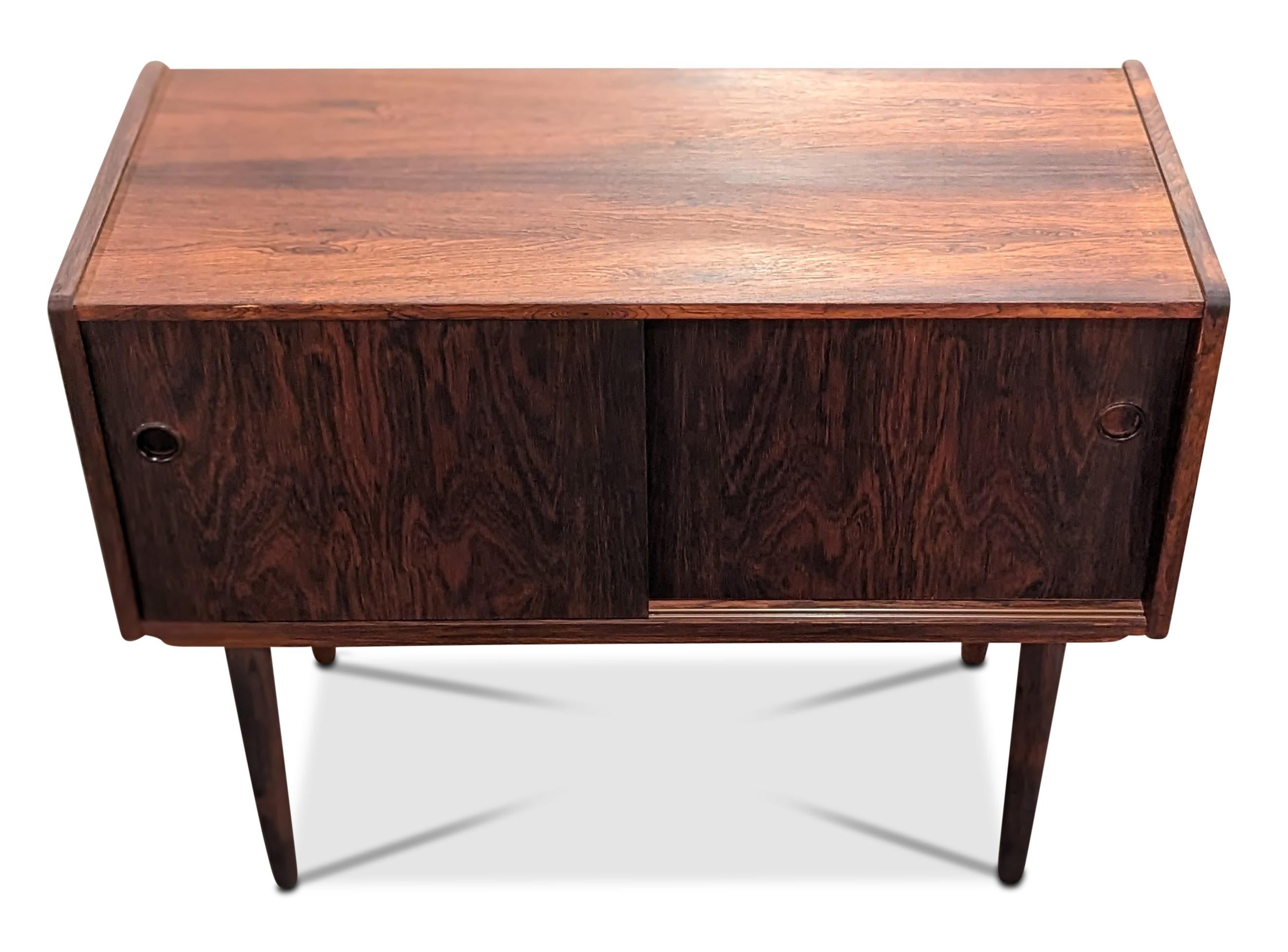 Small Vintage Danish Midcentury Rosewood Cabinet, 012304 In Good Condition In Jersey City, NJ