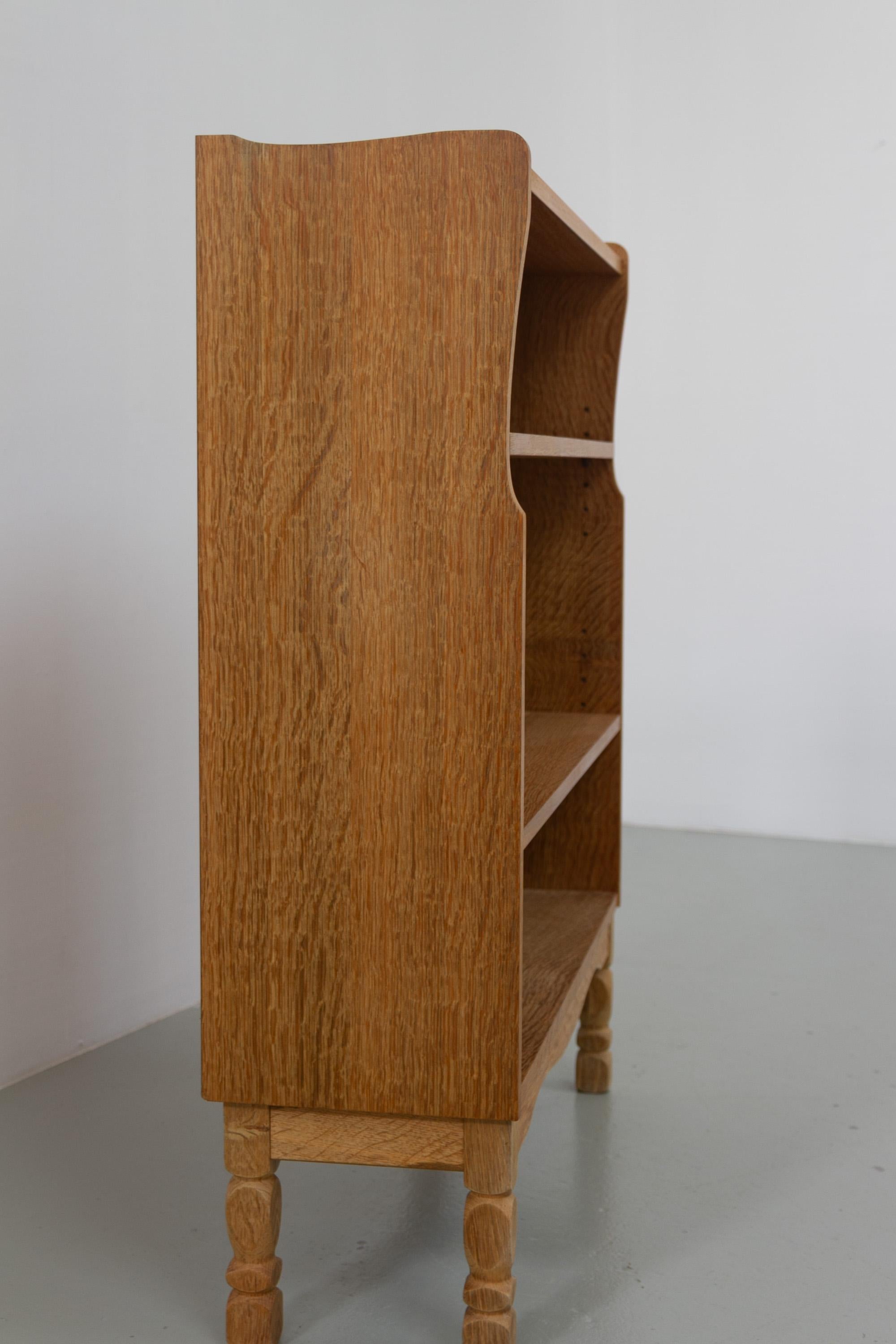 Piccola libreria danese vintage in Oak in stile Kjærnulf, anni '60.

Libreria scandinava Mid-Century Modern in rovere in stile brutalista. Le superfici sono rivestite in rovere bianco nordico chiaro segato a quarto di dollaro. Due ripiani regolabili