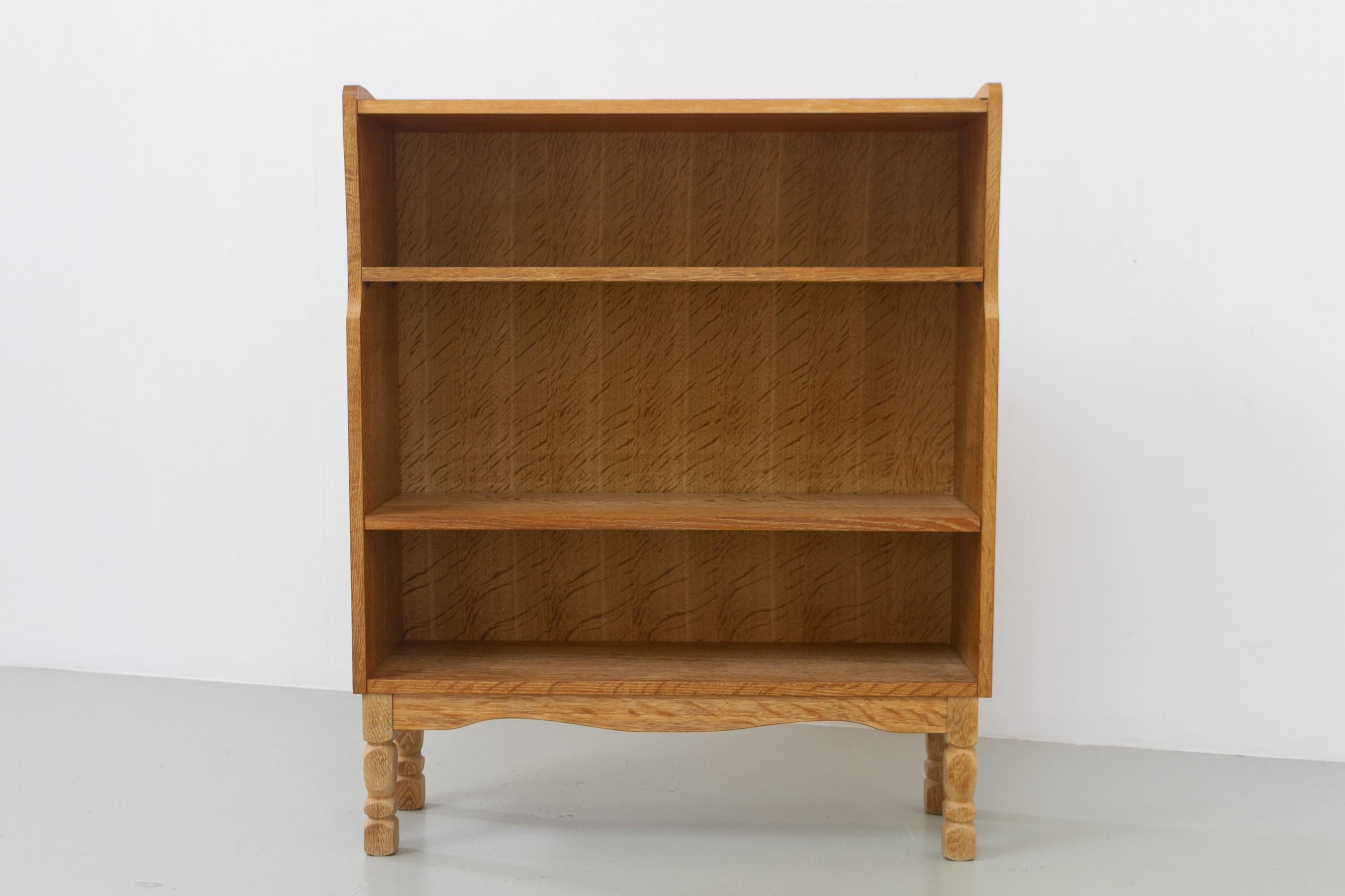 Mid-Century moderno Piccola libreria danese vintage in Oak in stile Kjærnulf, anni '60 in vendita