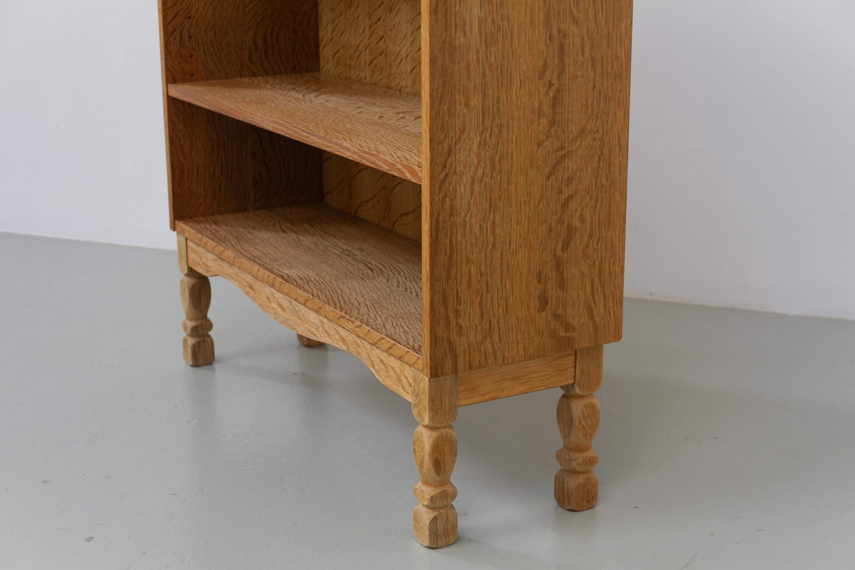Piccola libreria danese vintage in Oak in stile Kjærnulf, anni '60 in vendita 1
