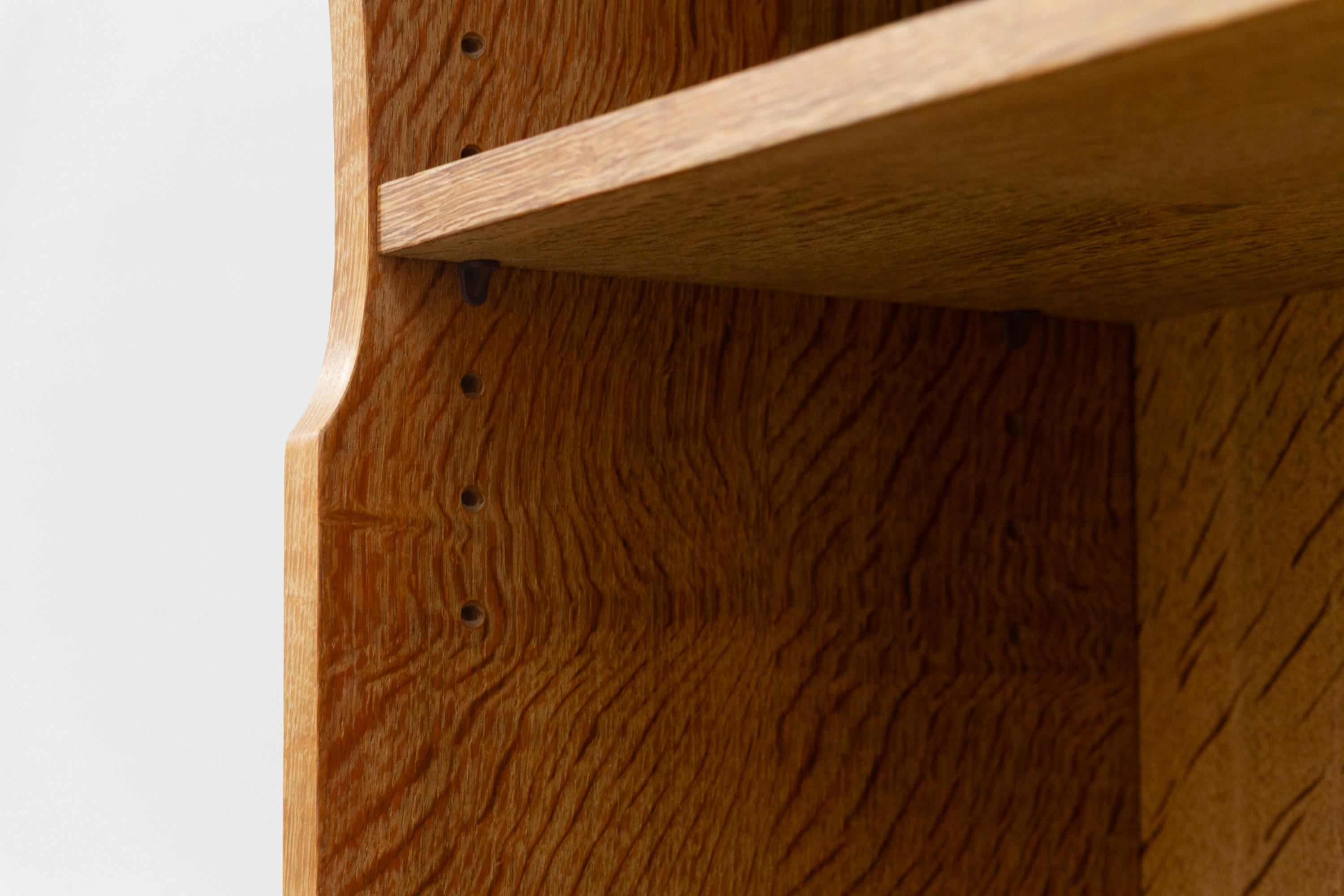 Piccola libreria danese vintage in Oak in stile Kjærnulf, anni '60 in vendita 2