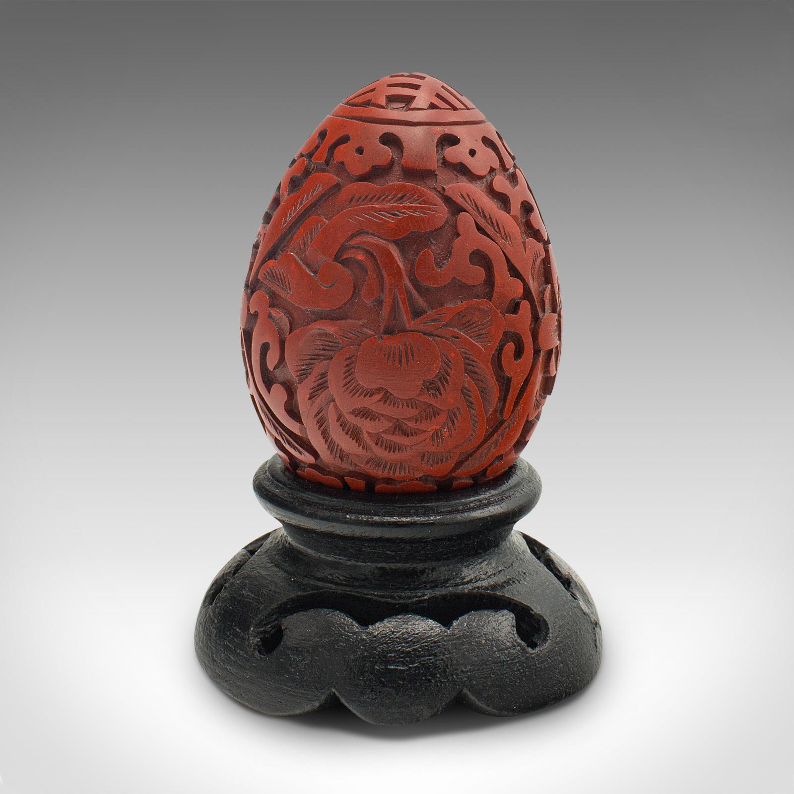 Kleines dekoratives Ei aus chinesischem Zinnober, Ornament, Mitte des Jahrhunderts, ca. 1970 (Chinesisch) im Angebot