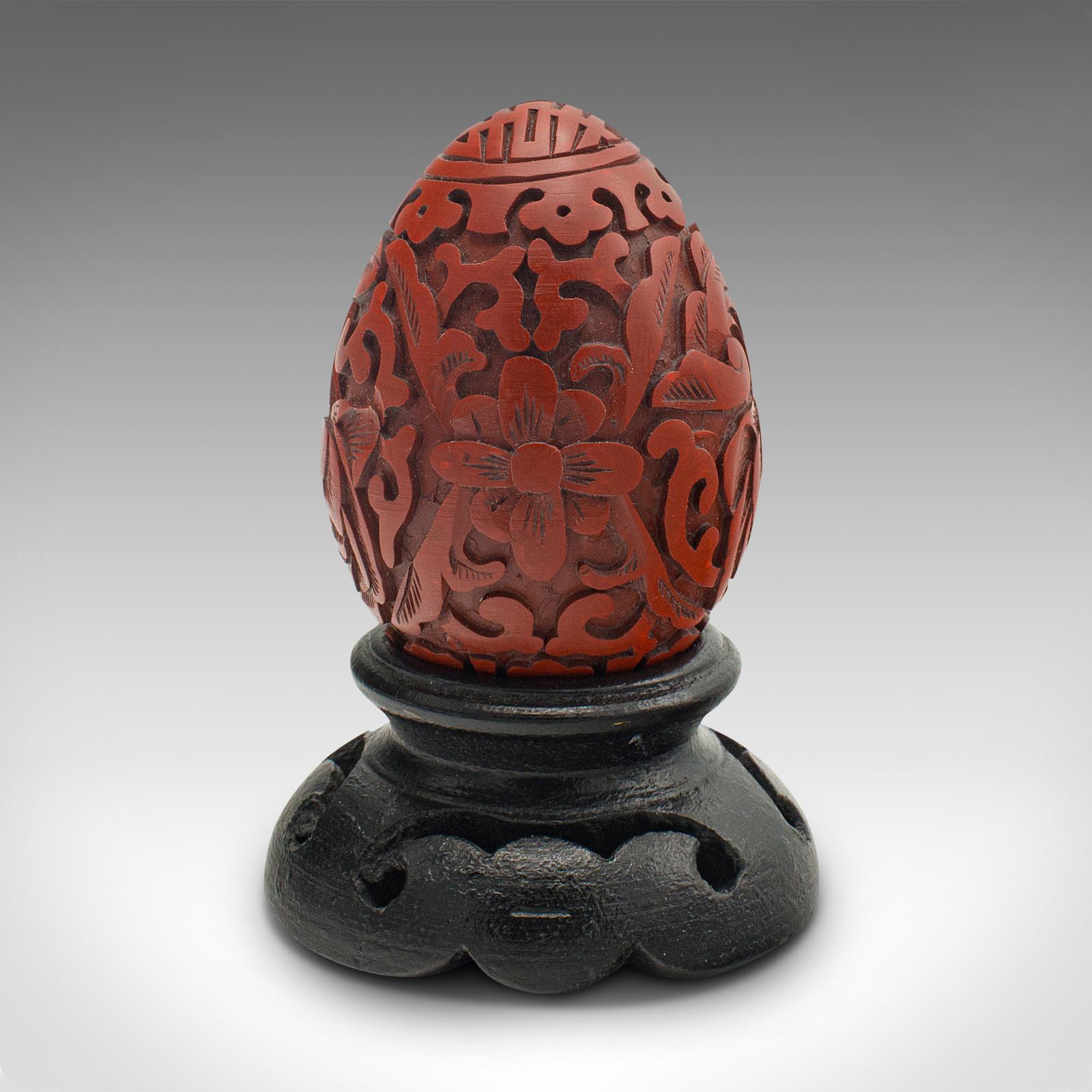 Kleines dekoratives Ei aus chinesischem Zinnober, Ornament, Mitte des Jahrhunderts, ca. 1970 (20. Jahrhundert) im Angebot