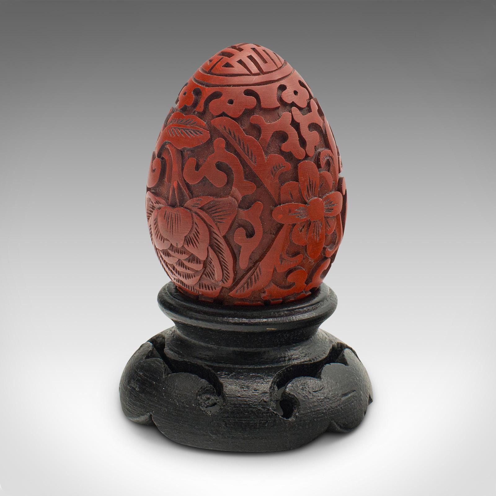 Kleines dekoratives Ei aus chinesischem Zinnober, Ornament, Mitte des Jahrhunderts, ca. 1970 (Sonstiges) im Angebot