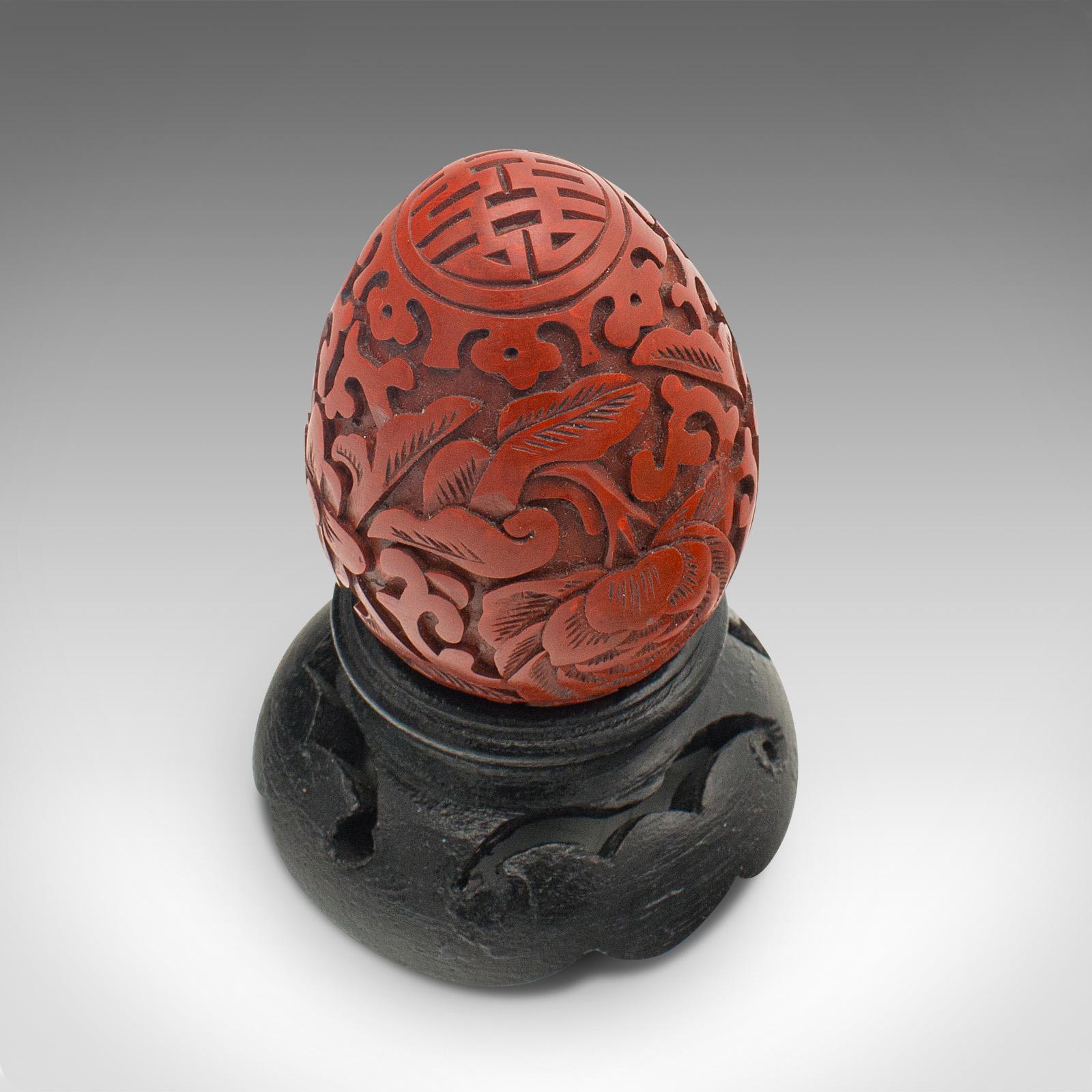 Kleines dekoratives Ei aus chinesischem Zinnober, Ornament, Mitte des Jahrhunderts, ca. 1970 im Angebot 1