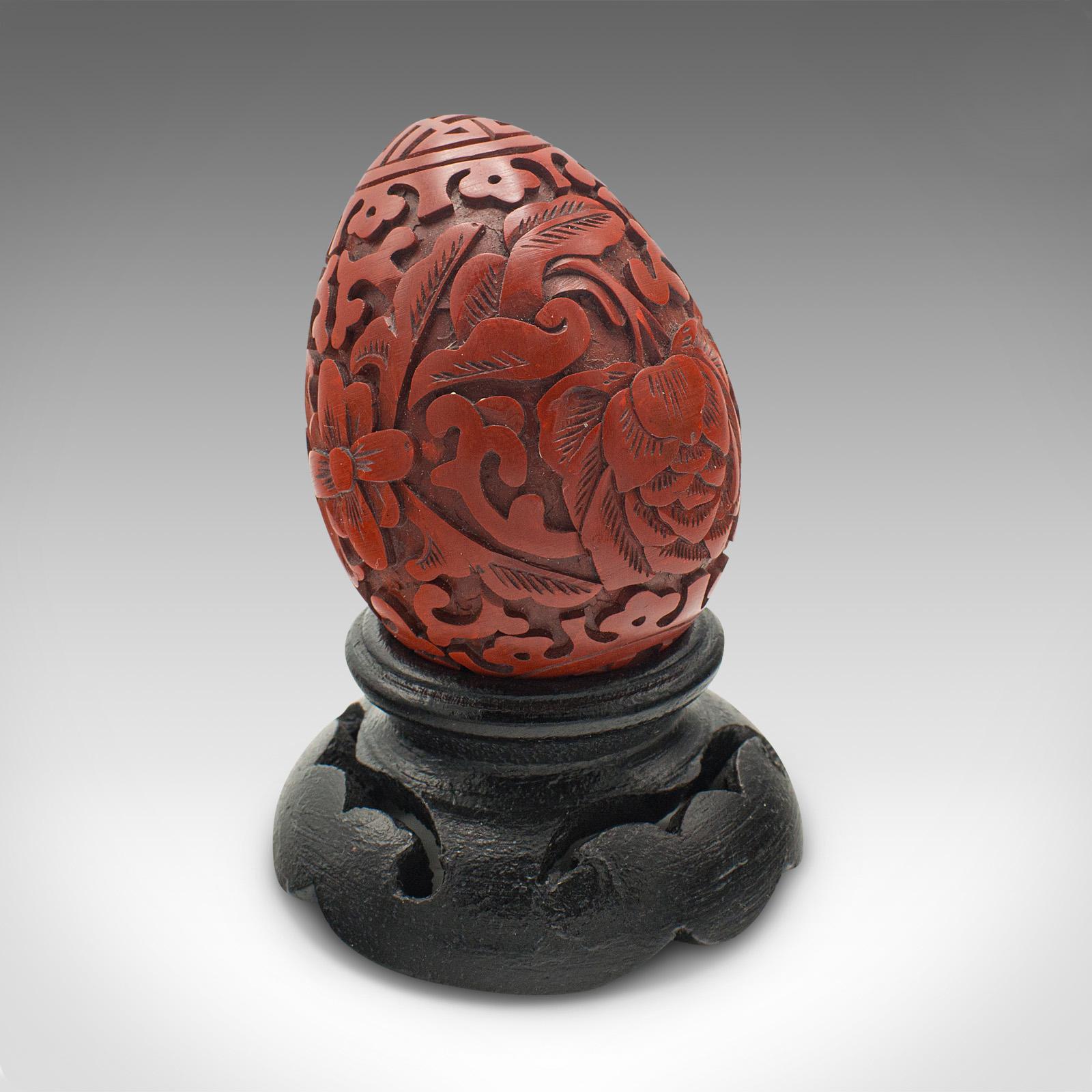 Kleines dekoratives Ei aus chinesischem Zinnober, Ornament, Mitte des Jahrhunderts, ca. 1970 im Angebot 2