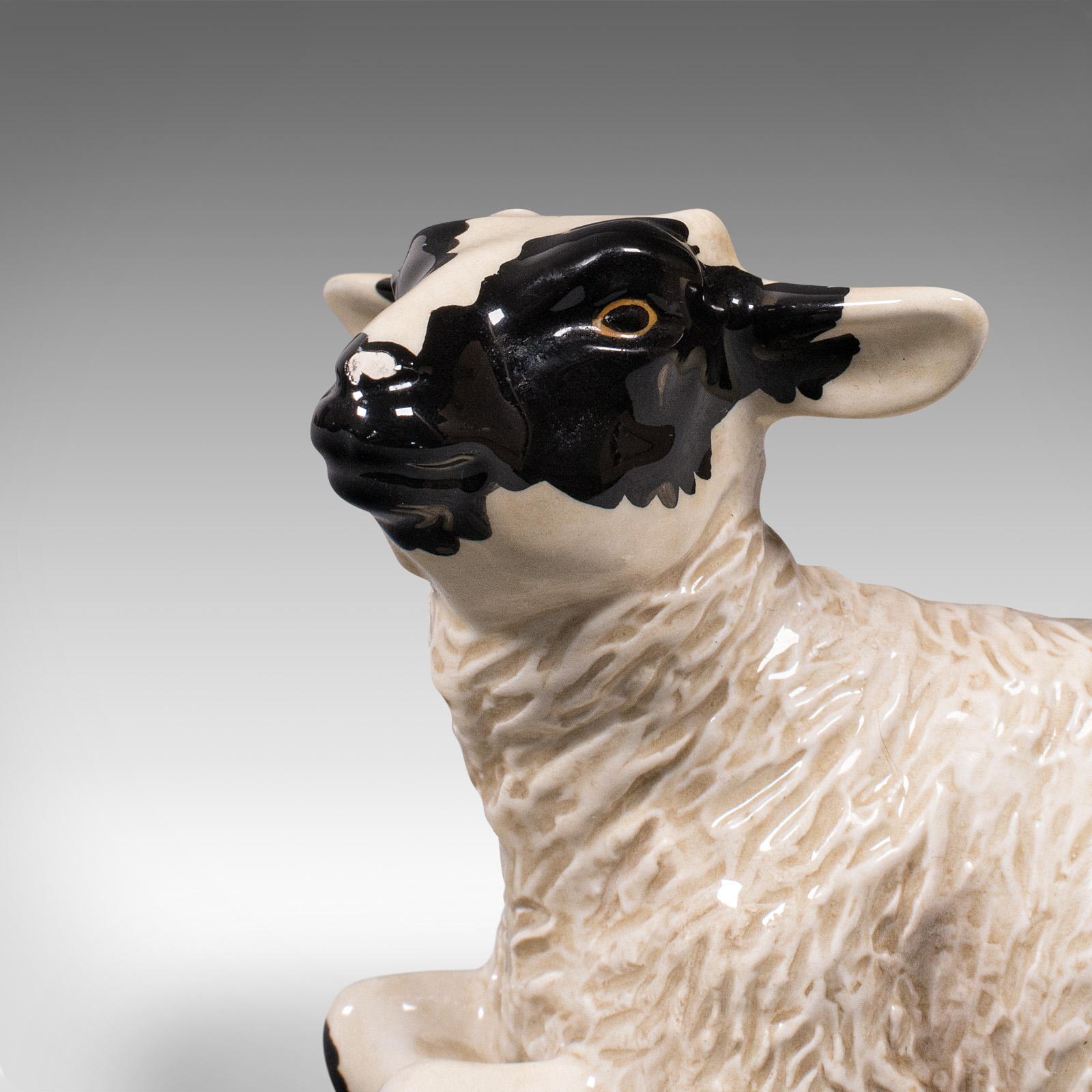 Ceramica Piccolo agnello decorativo d'epoca, inglese, ceramica, figura di bestiame, circa 1990 in vendita