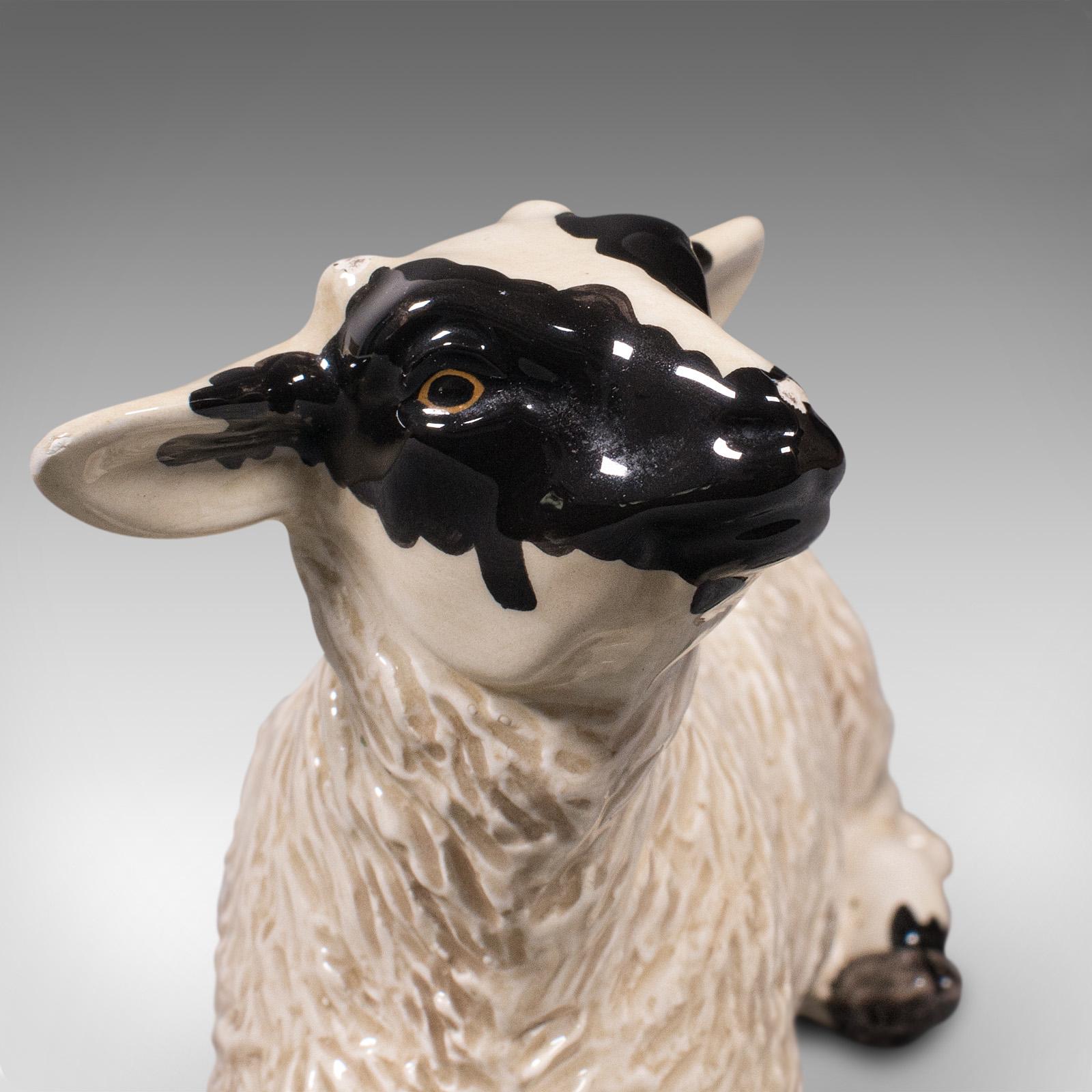 Piccolo agnello decorativo d'epoca, inglese, ceramica, figura di bestiame, circa 1990 in vendita 1