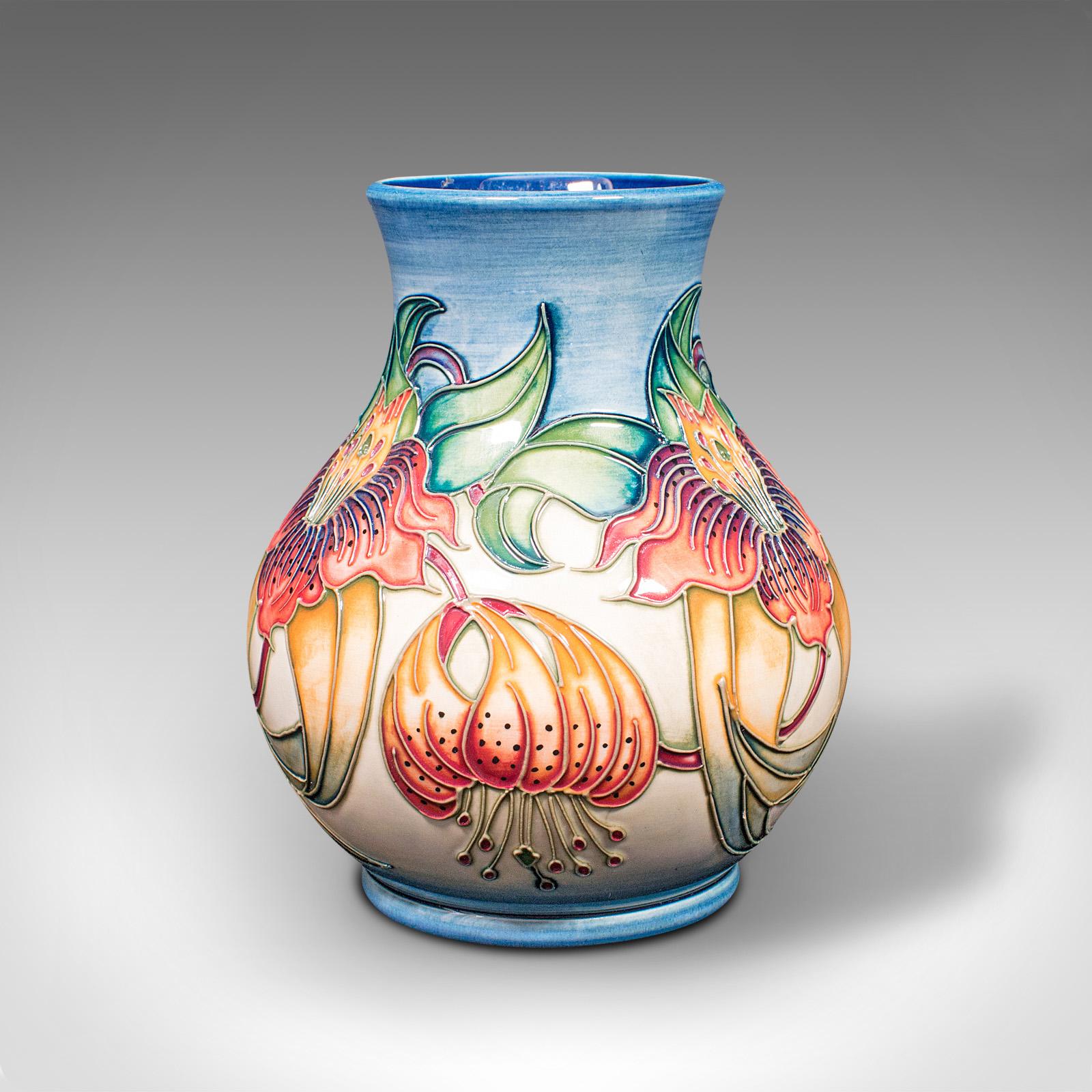 Britannico Piccolo vaso decorativo d'epoca, inglese, ceramica, fiore, fine XX secolo in vendita