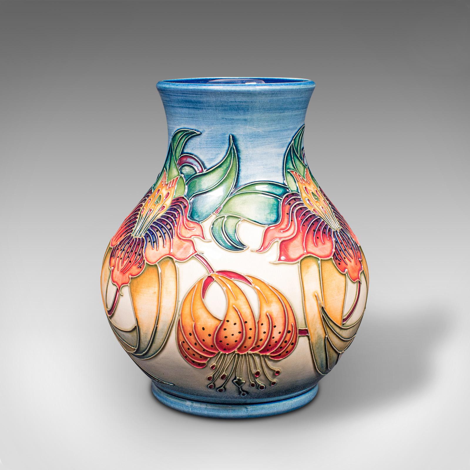 Piccolo vaso decorativo d'epoca, inglese, ceramica, fiore, fine XX secolo In condizioni buone in vendita a Hele, Devon, GB