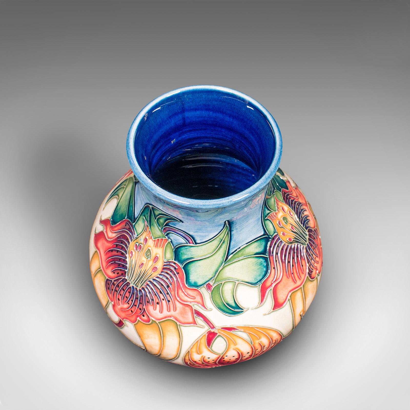 Piccolo vaso decorativo d'epoca, inglese, ceramica, fiore, fine XX secolo in vendita 1