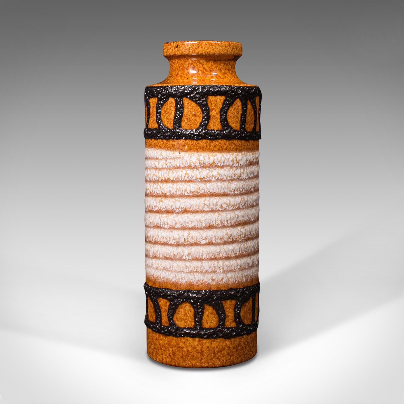 Dies ist eine kleine dekorative Vase im Vintage-Stil. Deutscher Blumentopf aus Lava-Keramik aus der Mitte des 20. Jahrhunderts, ca. 1960.

Eine kühne, lebendige Sträußchenvase mit viel Geschmack aus der Mitte des Jahrhunderts
Mit wünschenswerter