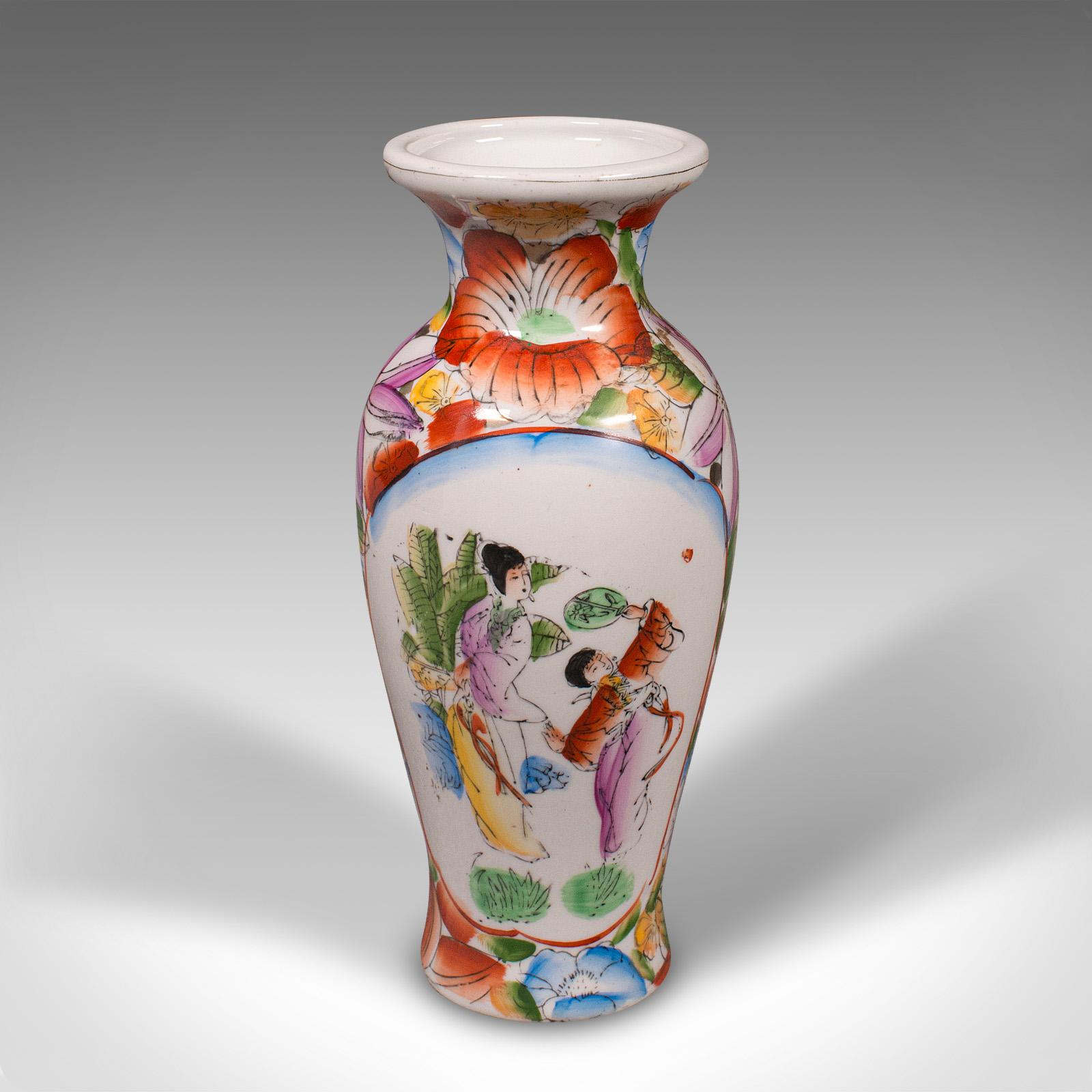 Si tratta di un piccolo vaso decorativo vintage. Un vaso da fiori giapponese dipinto a mano, risalente al tardo periodo Art Deco, circa 1940.

Con una finitura di charme e di dimensioni ridotte, è ideale per un piccolo davanzale.
Presenta una