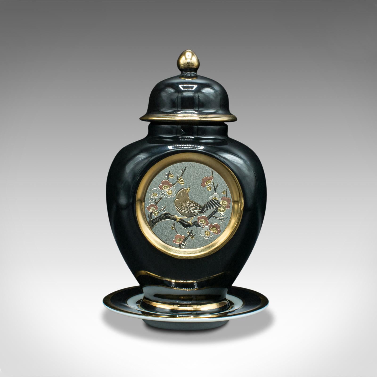 Il s'agit d'un petit pot à épices décoratif vintage. Urne japonaise de qualité, en céramique et finition dorée, sur sous-verre, datant de la fin du 20e siècle.

De superbes finitions contrastées accentuent la forme distinctive.
Présente une