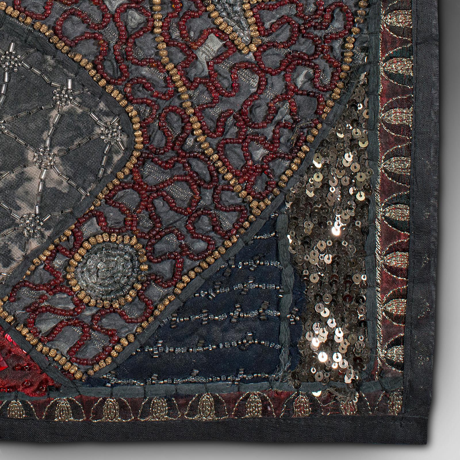 Piccolo pannello decorativo da parete vintage, Medio Oriente, fregio tessile quadrato, 1980 in vendita 1