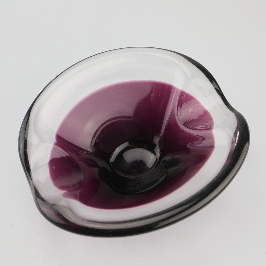 Small vintage deep purple heavy Glass bowl. Signed Bayel, France. Late 20th Century. Oval shaped diameter: 14 cm, height: 5.5 cm.

In excellent vintage condition. Very decorative, typical periode piece.