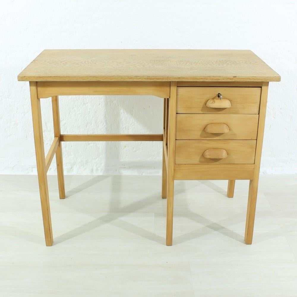 Solid beech, veneered oak
Lockable top drawer
Sanded and oiled
Extension of the tabletop on the left
Legroom: 62cm.