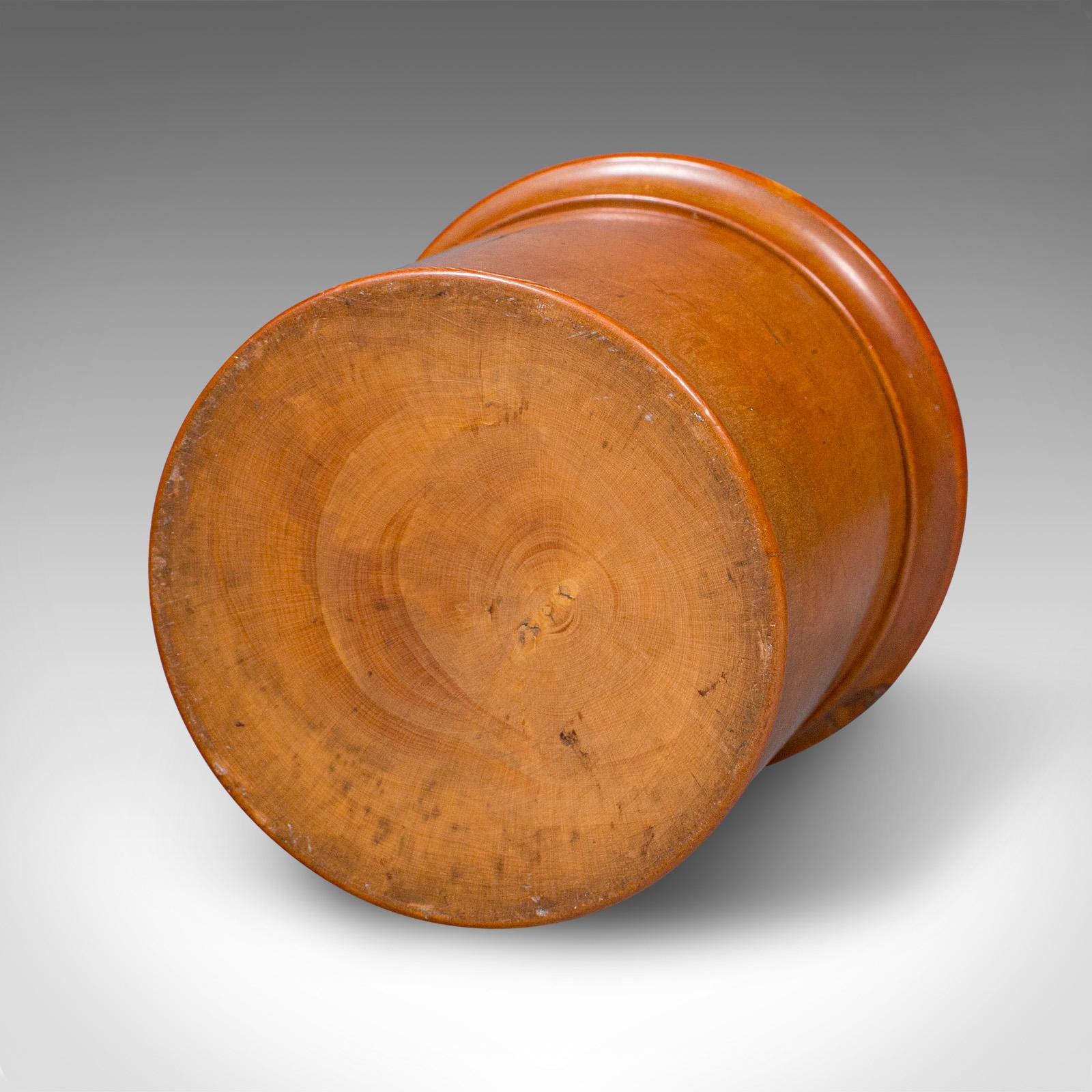 Petit pot à dés vintage, anglais, cèdre, jeux, boîte à souvenirs, Treen, Circa 1930 en vente 3