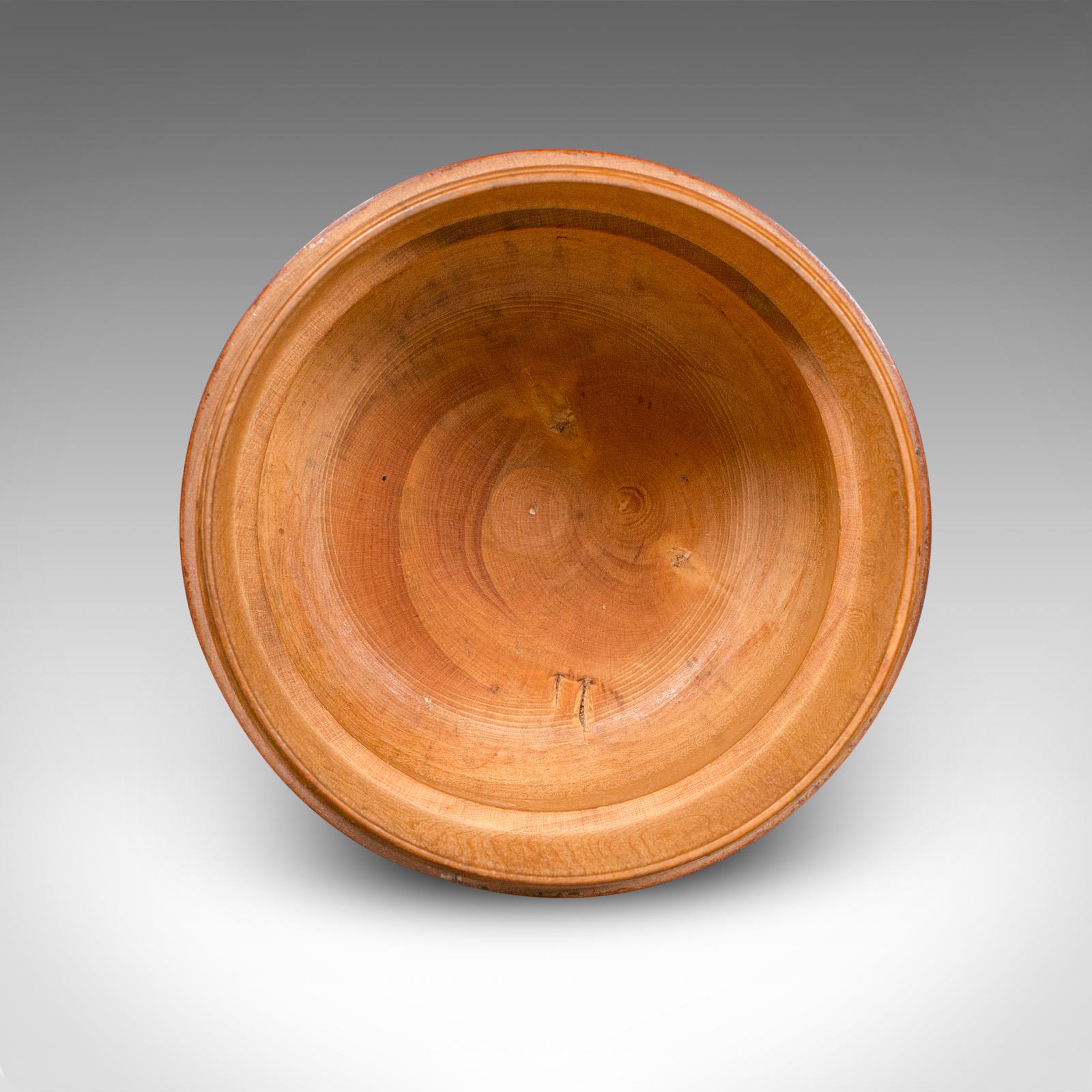 Petit pot à dés vintage, anglais, cèdre, jeux, boîte à souvenirs, Treen, Circa 1930 en vente 4