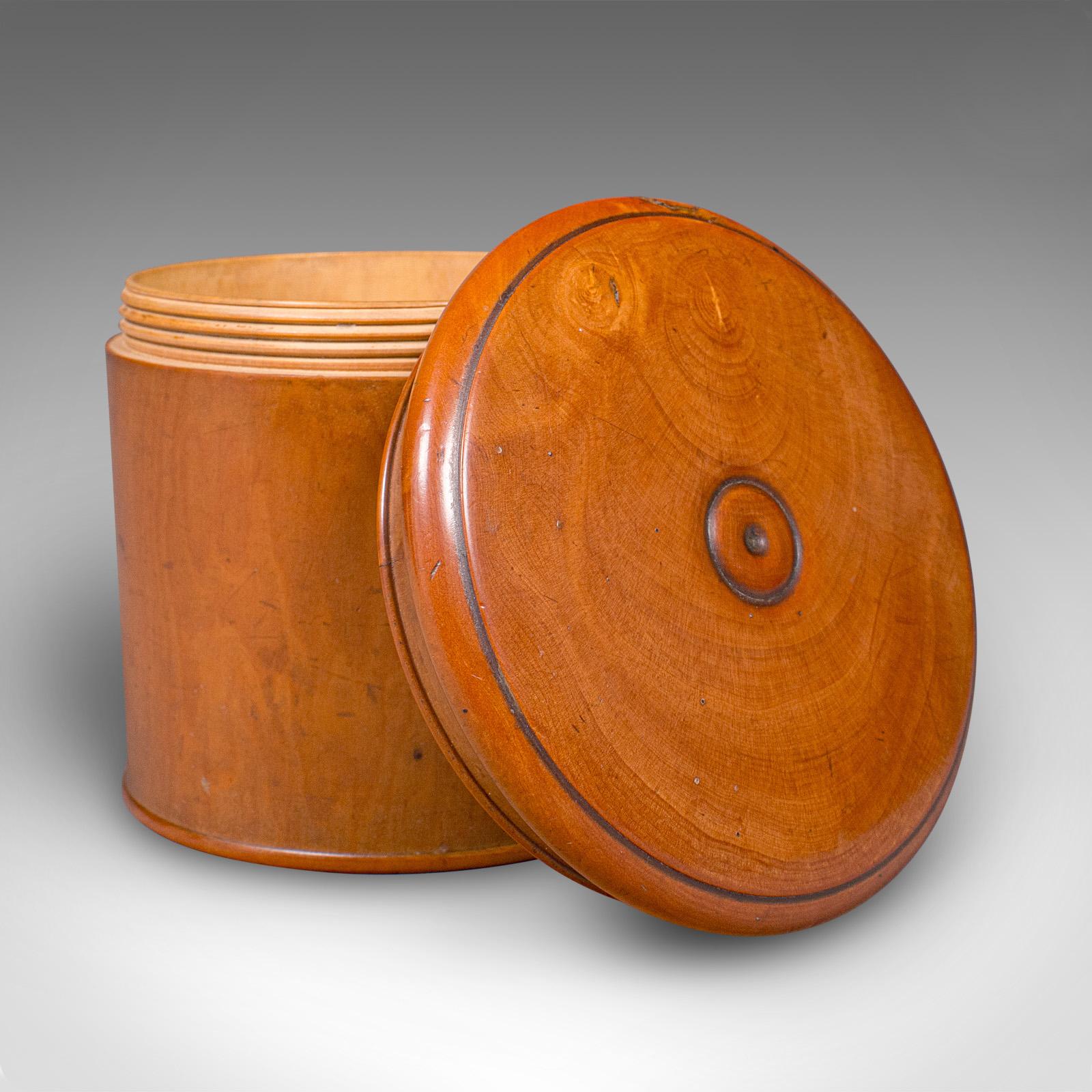 Il s'agit d'un petit pot à dés vintage. Boîte à jeux ou à souvenirs en cèdre tourné, datant du début du 20e siècle, vers 1930. Une délicieuse pièce de faïence au grain fin et aux tons chauds.

Fabriqué en cèdre de qualité, il présente un grain fin