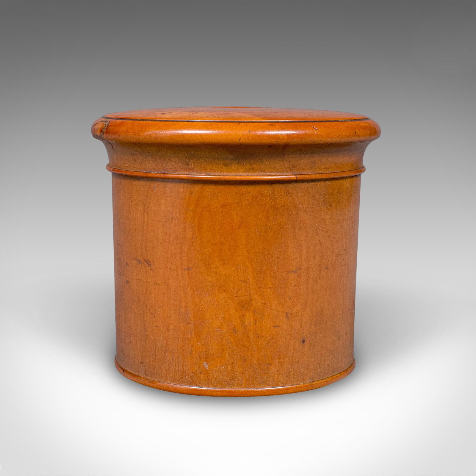 Art déco Petit pot à dés vintage, anglais, cèdre, jeux, boîte à souvenirs, Treen, Circa 1930 en vente