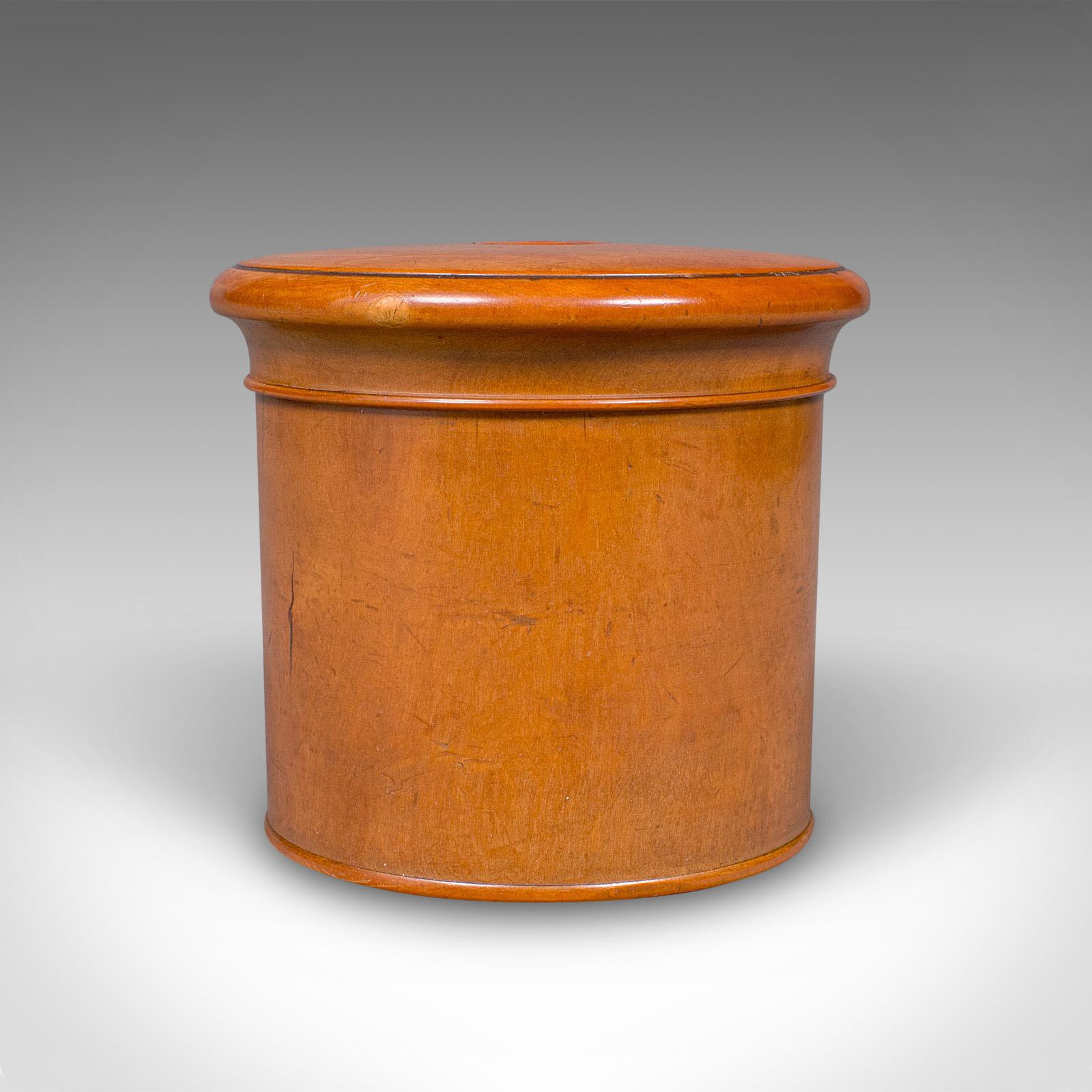 Milieu du XXe siècle Petit pot à dés vintage, anglais, cèdre, jeux, boîte à souvenirs, Treen, Circa 1930 en vente