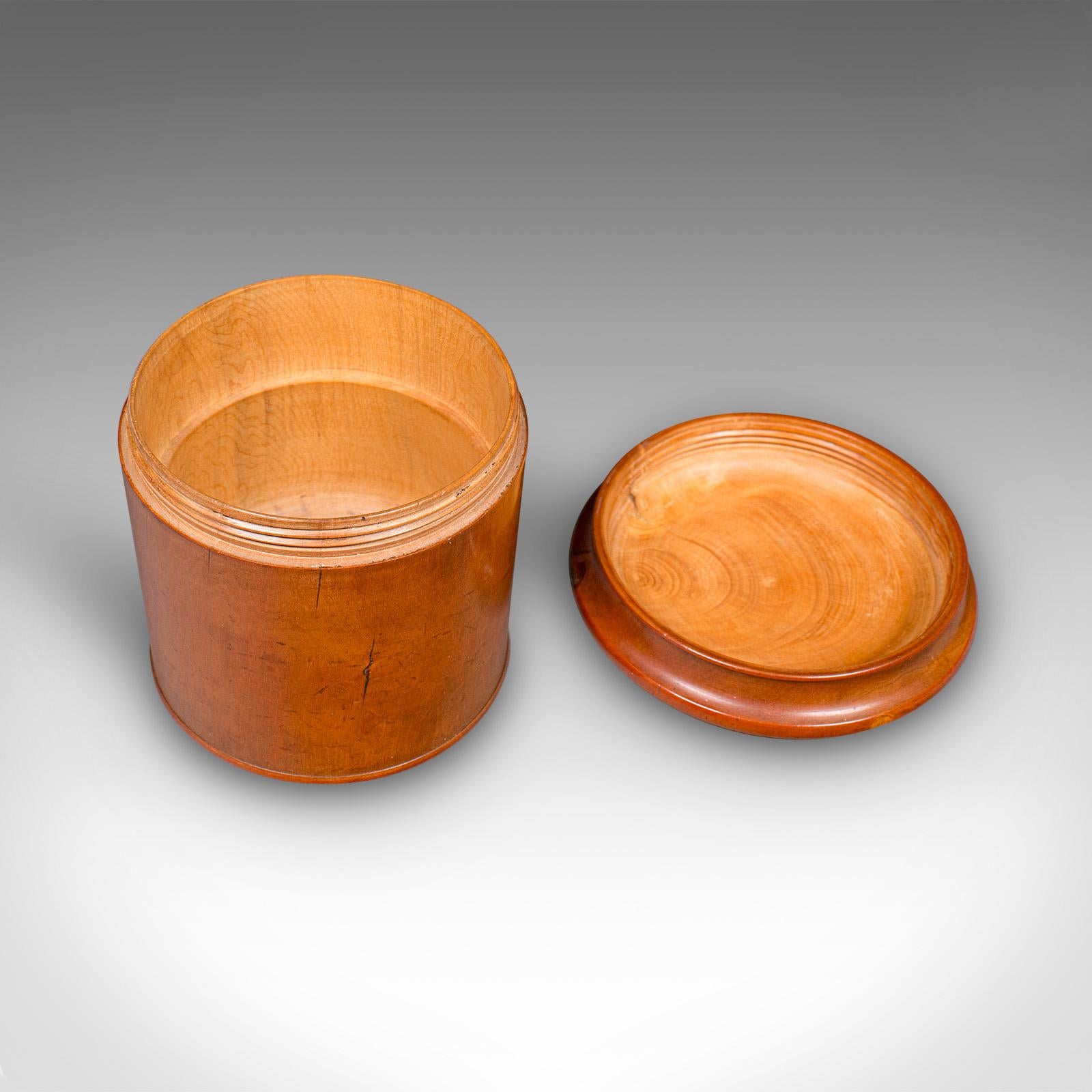 Petit pot à dés vintage, anglais, cèdre, jeux, boîte à souvenirs, Treen, Circa 1930 en vente 1