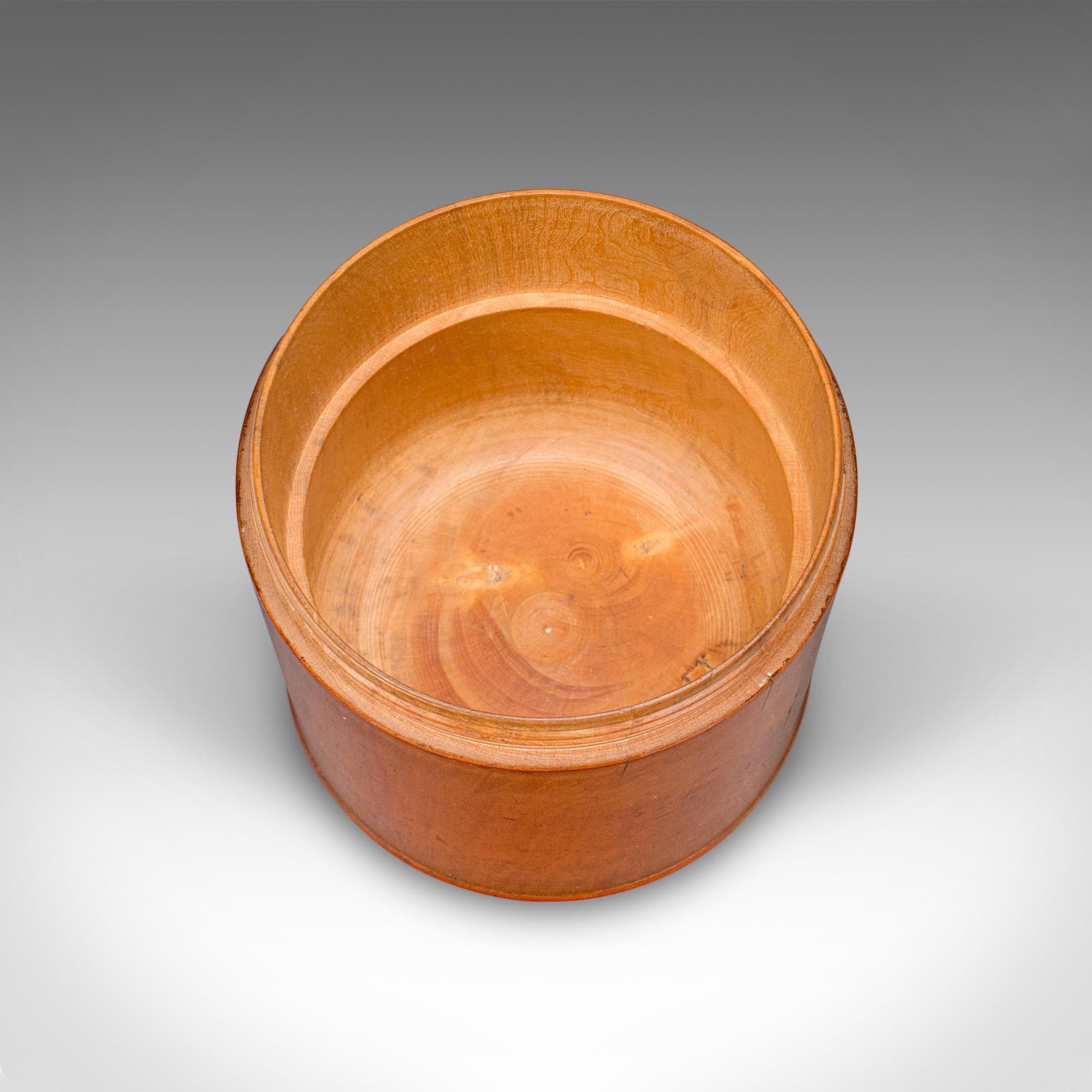 Petit pot à dés vintage, anglais, cèdre, jeux, boîte à souvenirs, Treen, Circa 1930 en vente 2