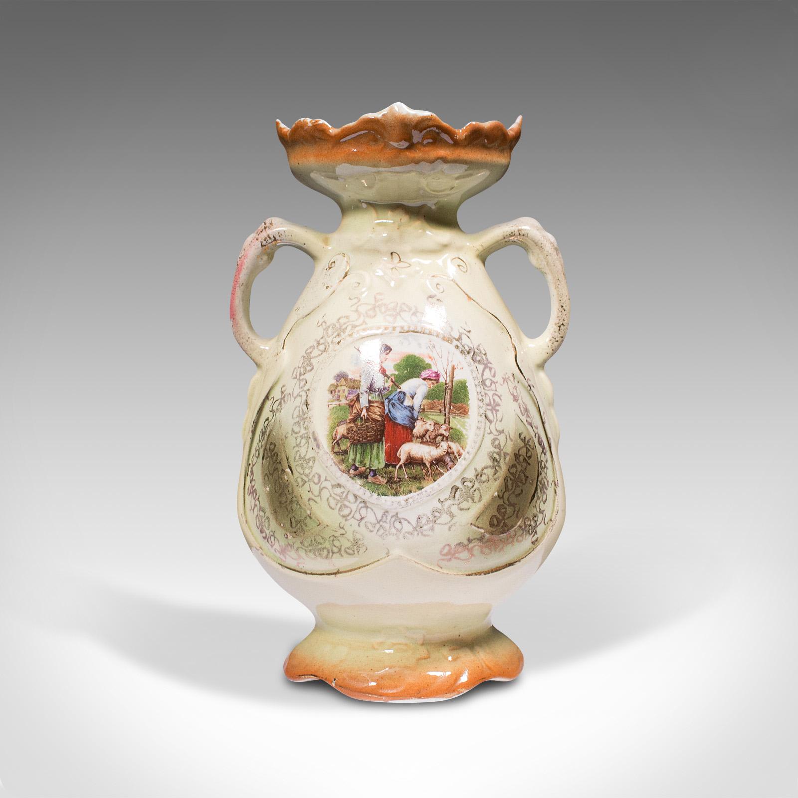 Il s'agit d'un petit vase d'exposition vintage. Un balustre décoratif anglais en céramique, datant du début du 20e siècle, vers 1930.

Petit vase à l'attrait charmant
Présente une patine d'usage désirable et en bon état
Fond peint crème clair,