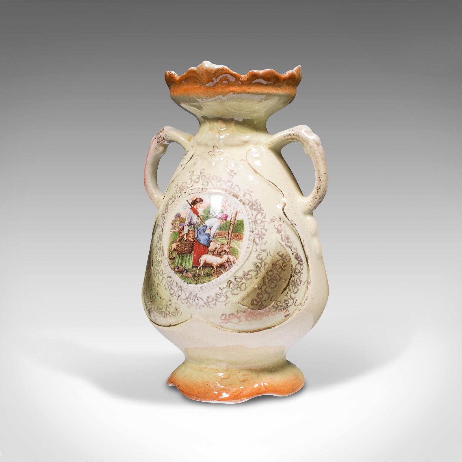 Britannique Petit vase d'exposition vintage anglais, céramique, balustre décoratif, vers 1930 en vente