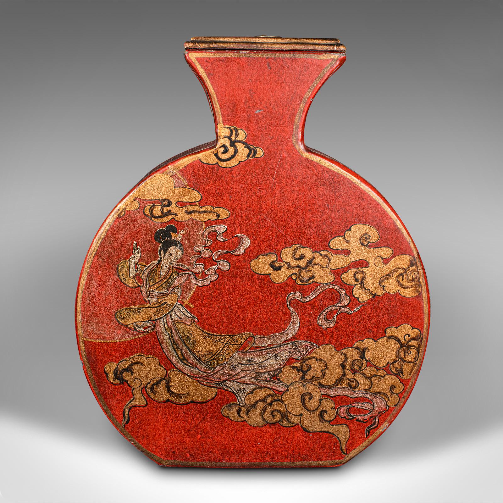 Dies ist eine kleine Vintage-Vase für Trockenblumen. Eine chinesische, mit Wachspapier überzogene dekorative Trommelurne aus dem späten 20. Jahrhundert, um 1970.

Prächtige Farben und traditionelles Dekor unterstreichen den Reiz der Chinoiserie
Mit