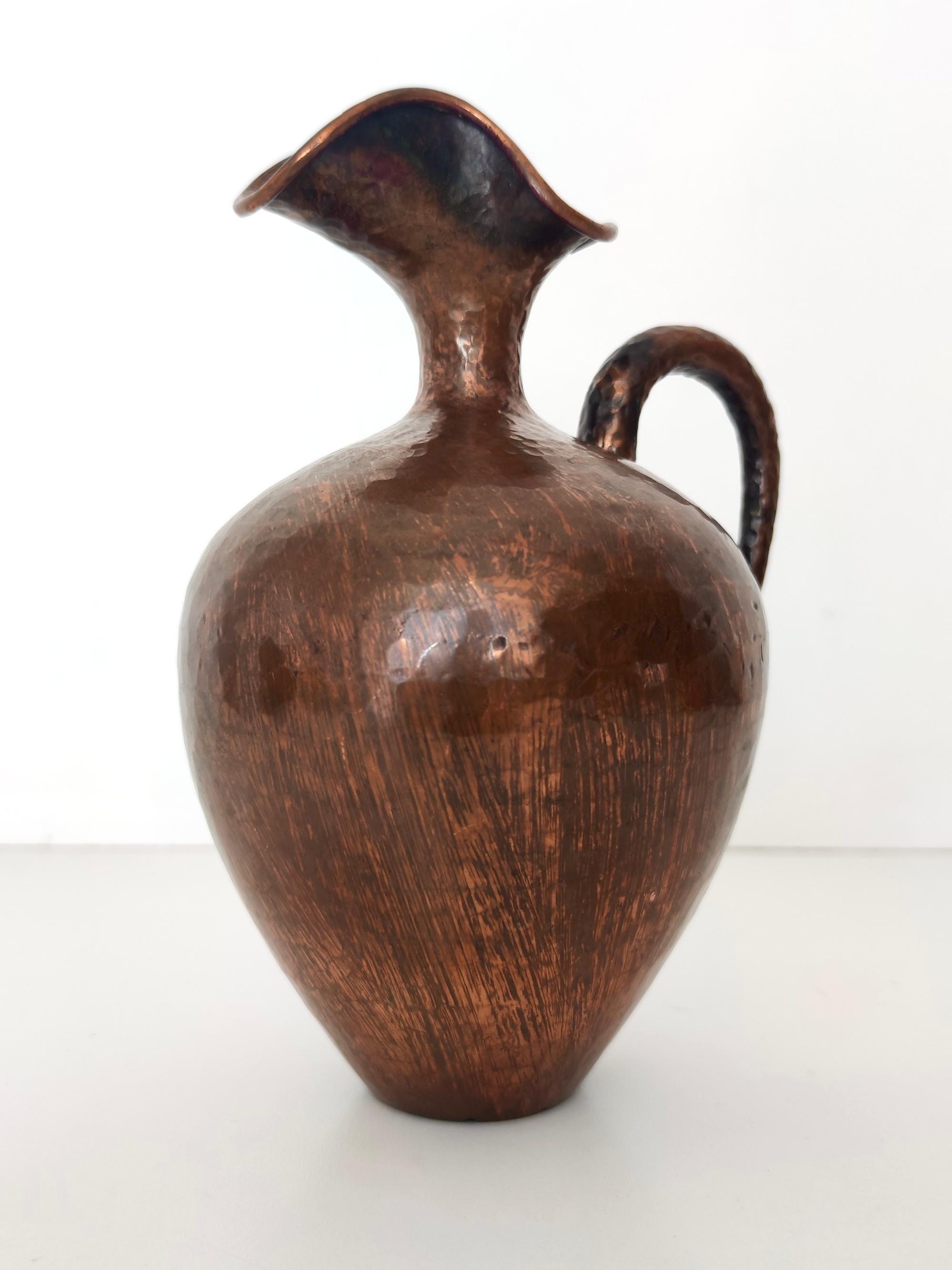 Petit vase pichet vintage en cuivre gaufré par Egidio Casagrande, Italie Excellent état - En vente à Bresso, Lombardy