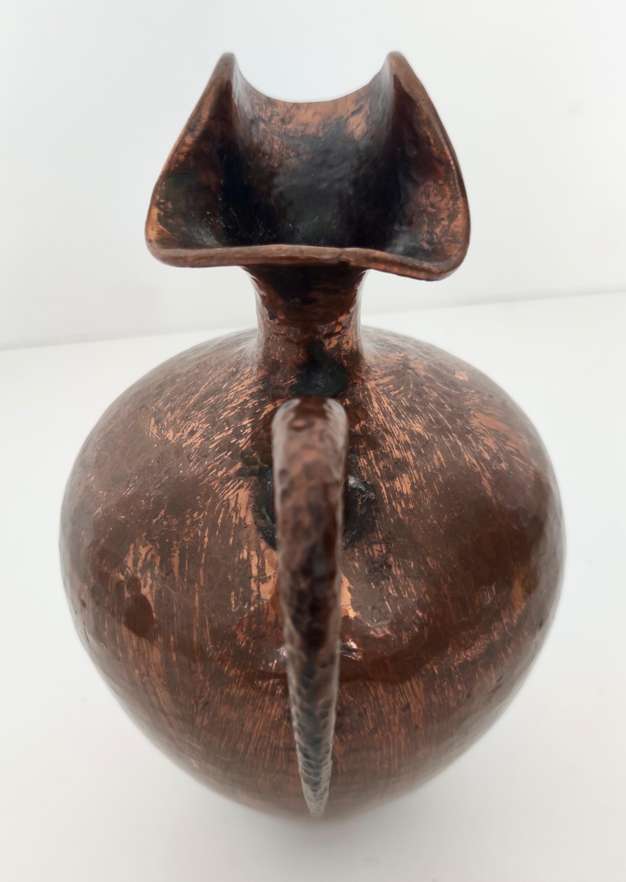 Milieu du XXe siècle Petit vase pichet vintage en cuivre gaufré par Egidio Casagrande, Italie en vente