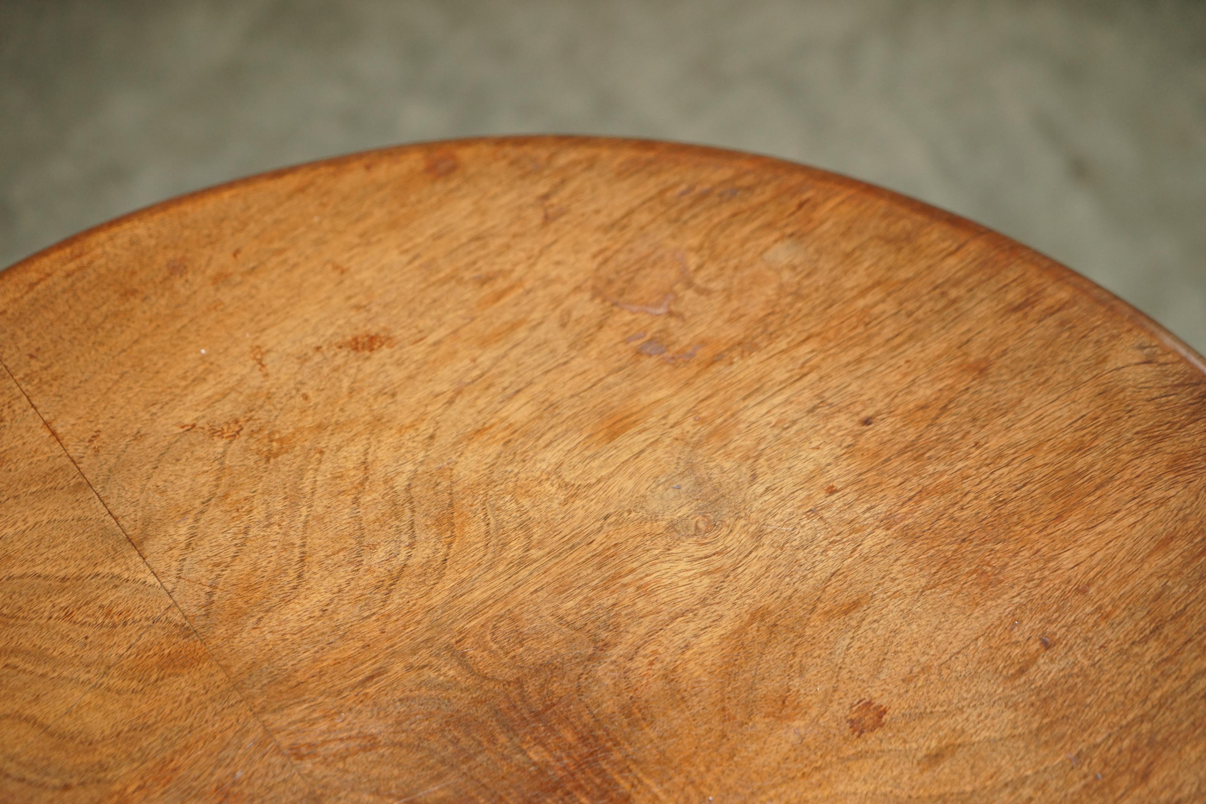 Petite table basse vintage en chêne anglais avec de jolis pieds cabriole et une belle patine en vente 1