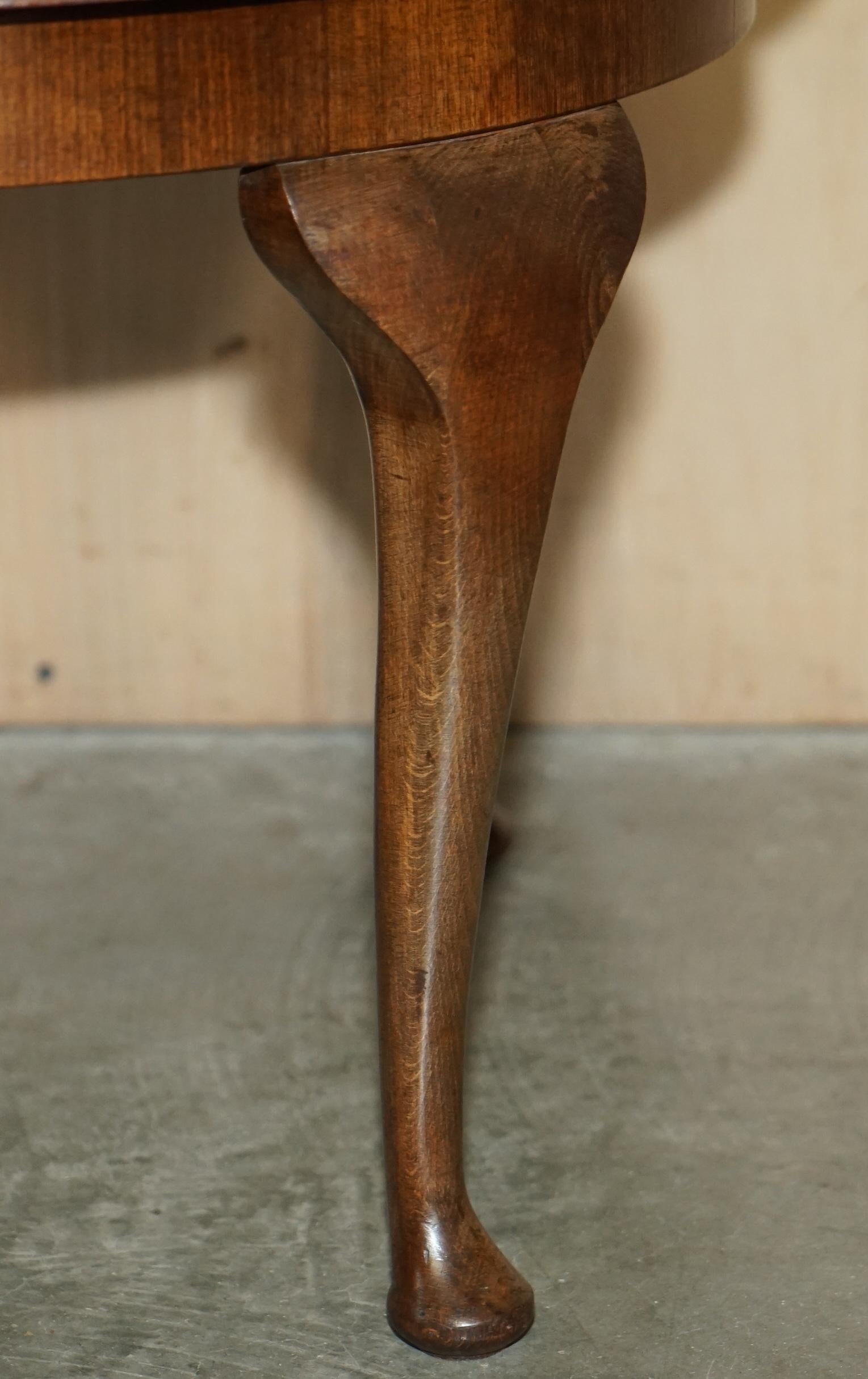 Couchtisch aus englischer Eiche im Vintage-Stil mit schönen Cabriole-Beinen und schönen Patina (Handgefertigt) im Angebot