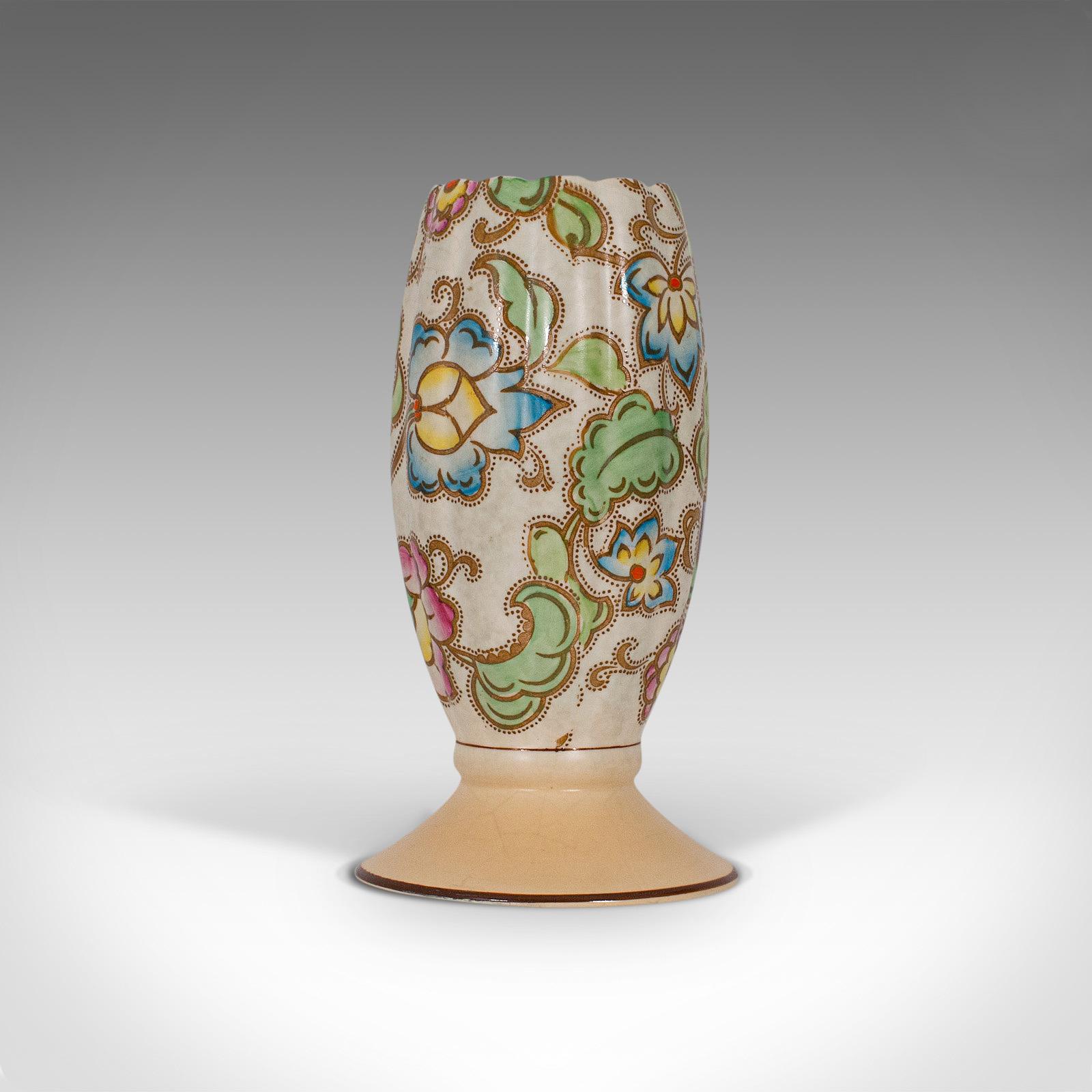 Britannique Petit vase à fleurs vintage anglais, céramique, urne à gobelets, Art Déco, vers 1940 en vente