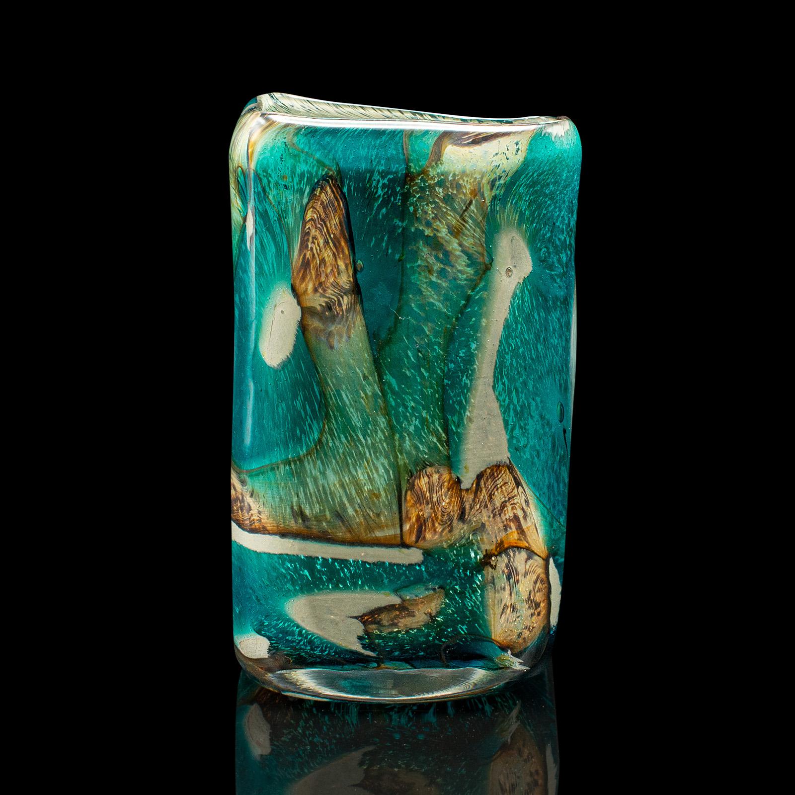 
Il s'agit d'un petit vase à fleurs vintage. Un manchon à fleurs ou un porte-bougies en verre d'art maltais, datant de la fin du 20e siècle, vers 1990.

Verre Mdina distinctif avec une couleur et un attrait visuel remarquables
Présente une patine