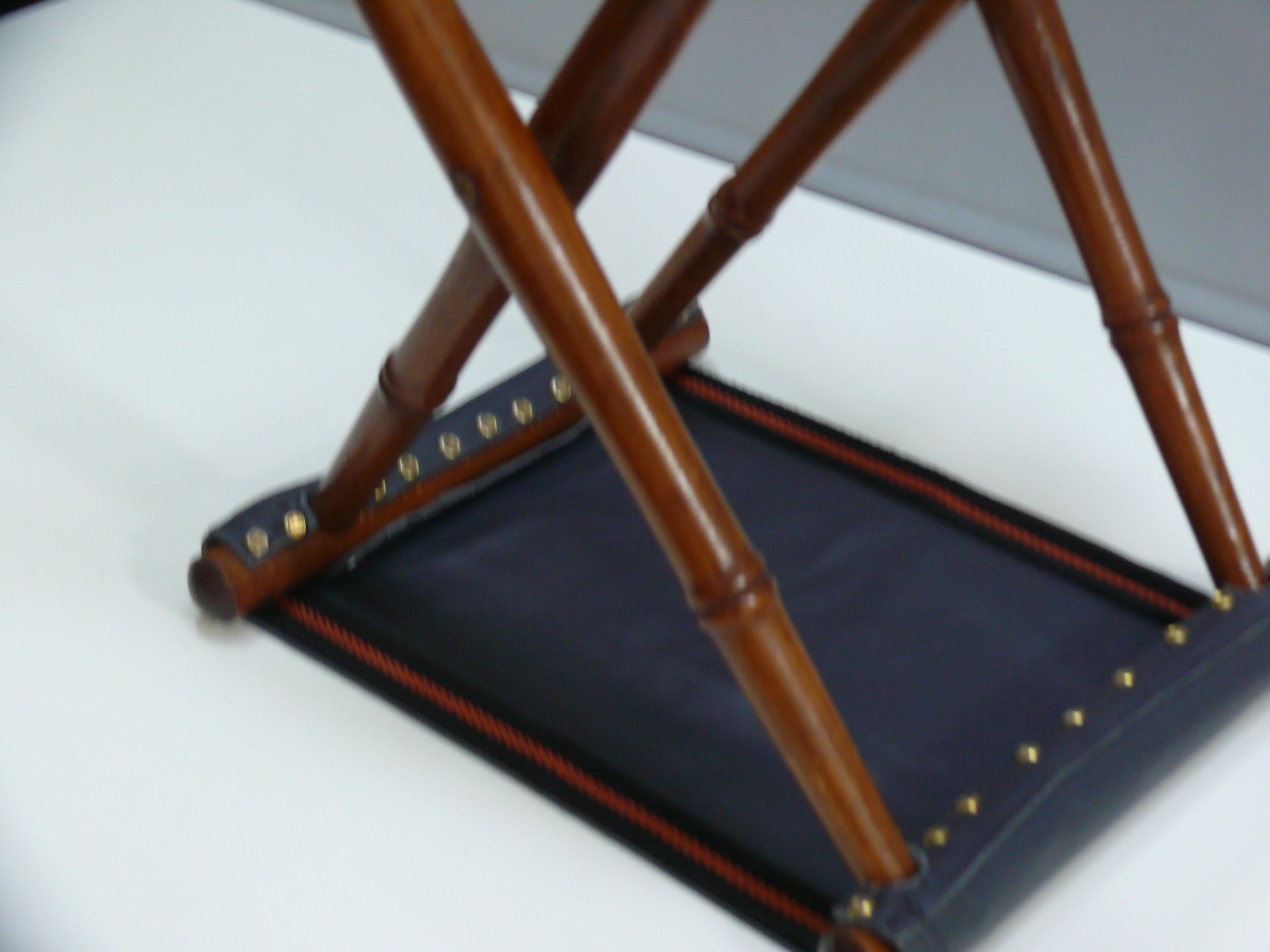 Petit tabouret pliant vintage, cadre tourné, assise en cuir véritable - style colonial en vente 2