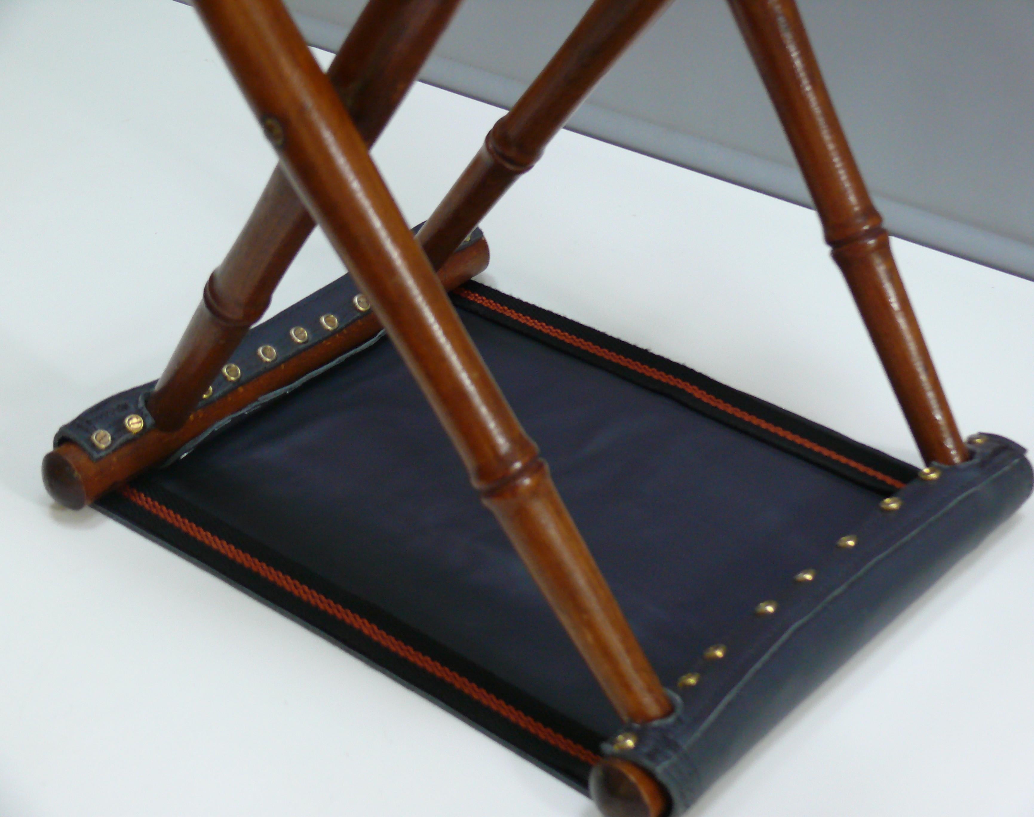 Petit tabouret pliant vintage, cadre tourné, assise en cuir véritable - style colonial en vente 3