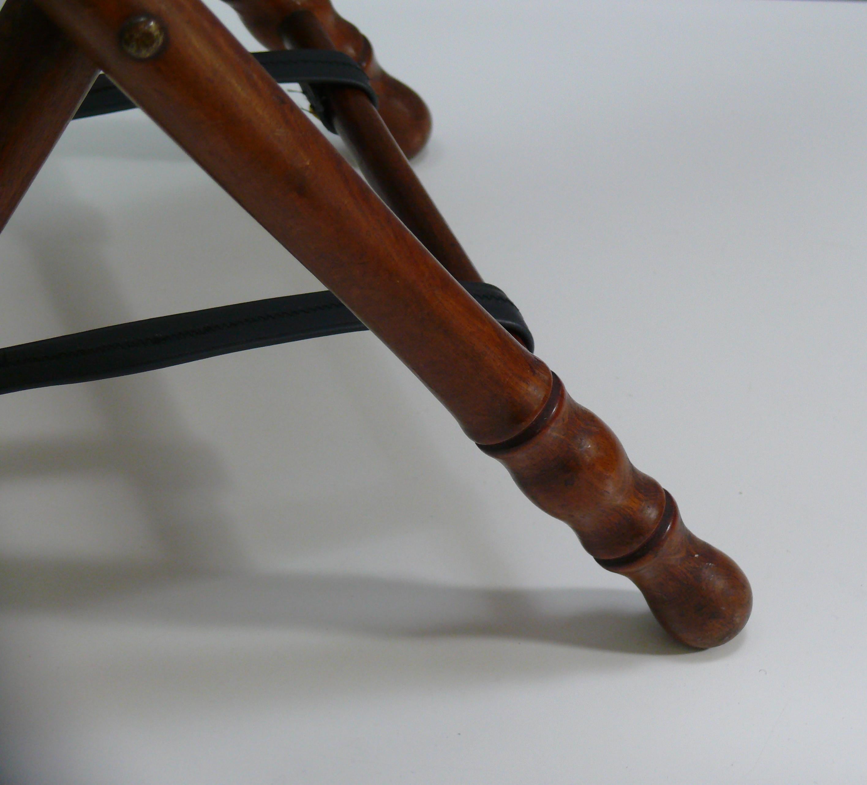 Petit tabouret pliant vintage, cadre tourné, assise en cuir véritable - style colonial en vente 4