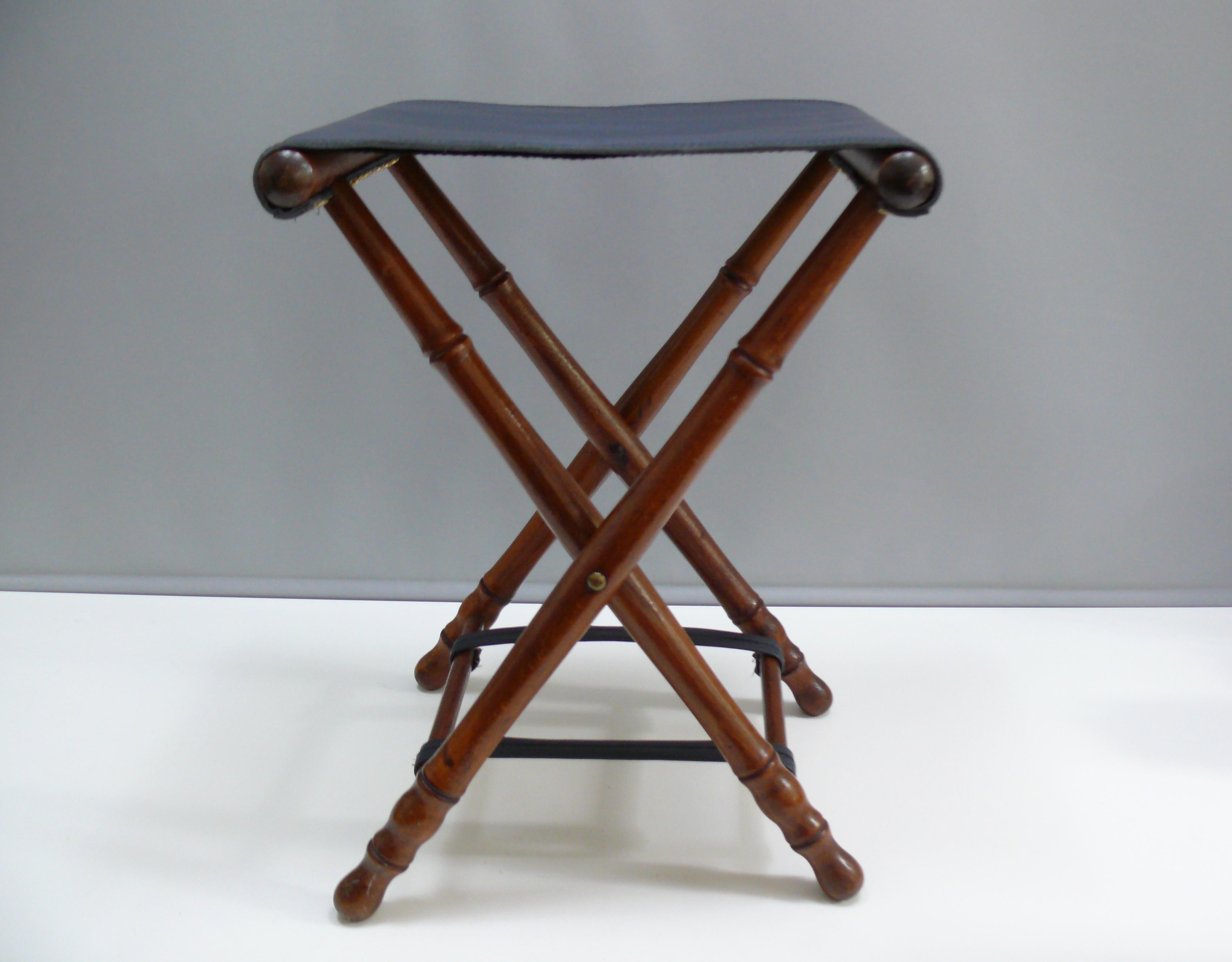 Néocolonial Petit tabouret pliant vintage, cadre tourné, assise en cuir véritable - style colonial en vente