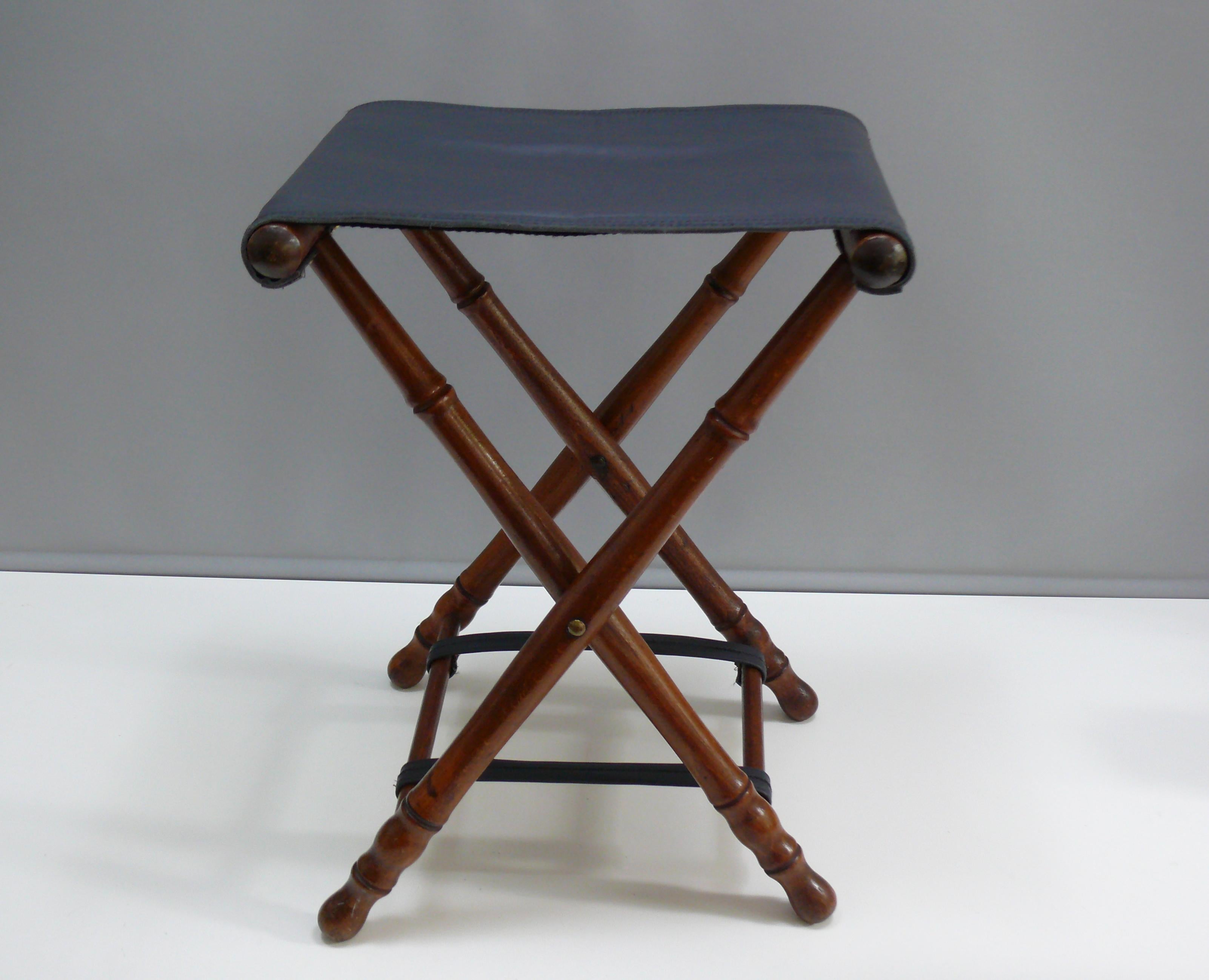 Allemand Petit tabouret pliant vintage, cadre tourné, assise en cuir véritable - style colonial en vente
