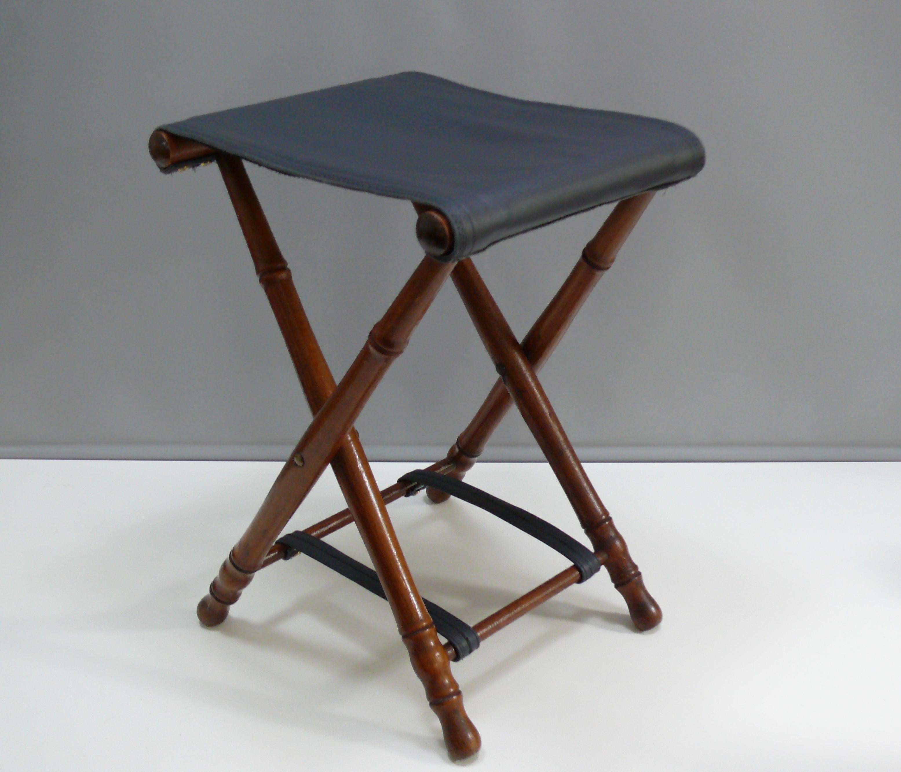 Travail du bois Petit tabouret pliant vintage, cadre tourné, assise en cuir véritable - style colonial en vente