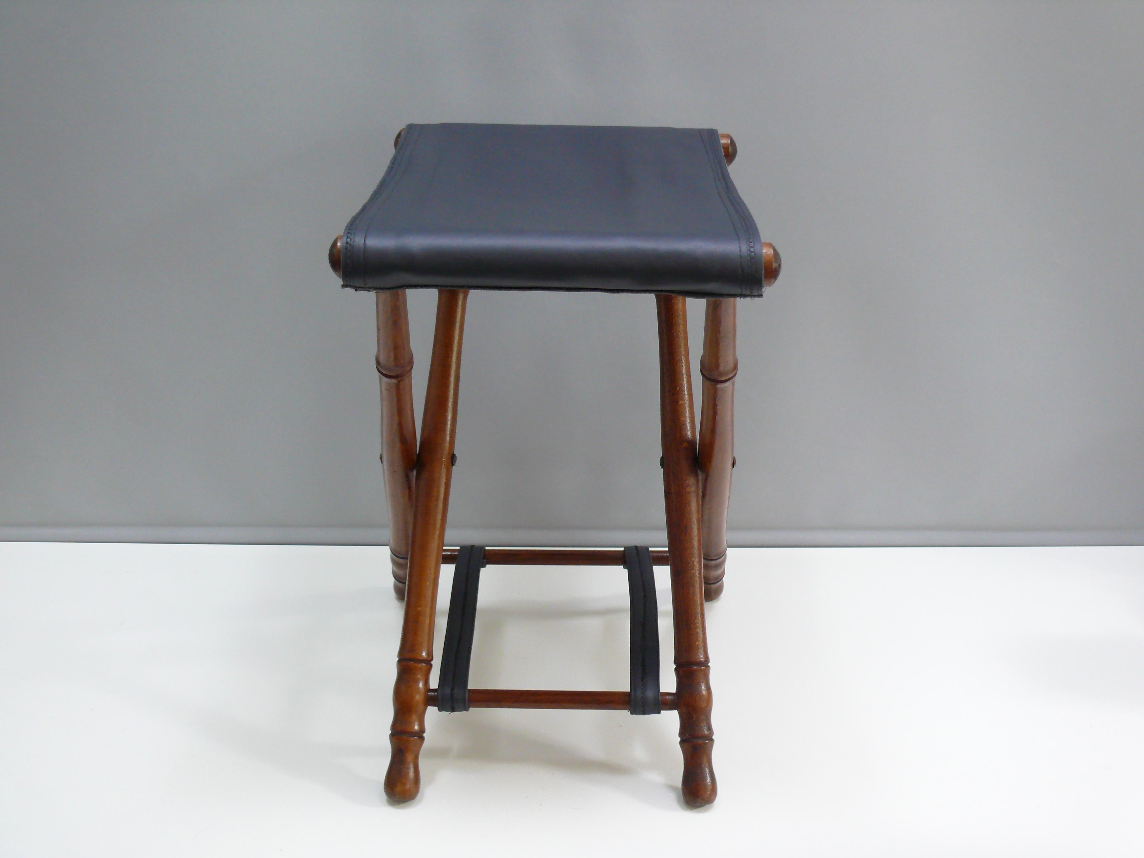 Petit tabouret pliant vintage, cadre tourné, assise en cuir véritable - style colonial Bon état - En vente à Schwerin, MV