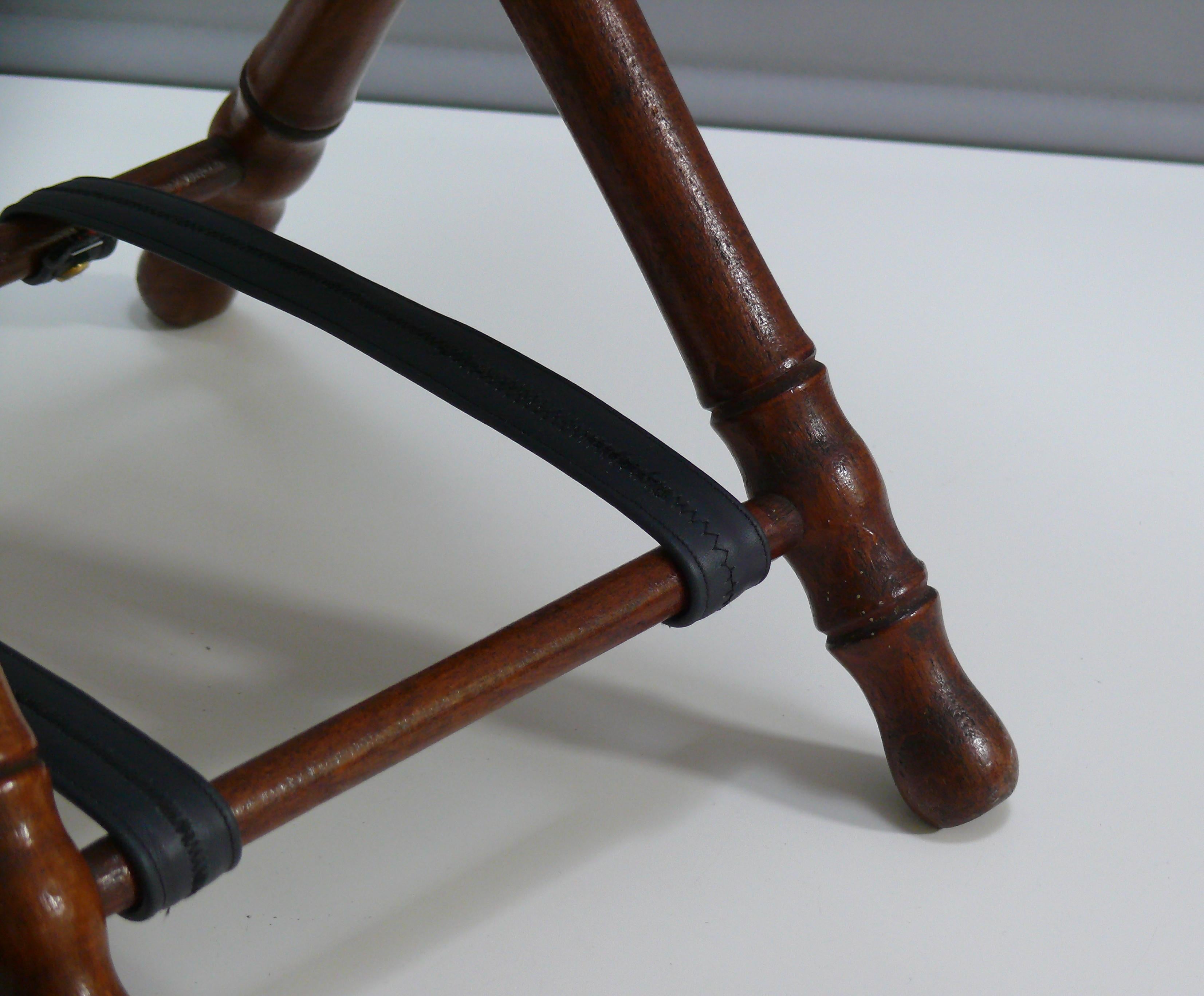 20ième siècle Petit tabouret pliant vintage, cadre tourné, assise en cuir véritable - style colonial en vente