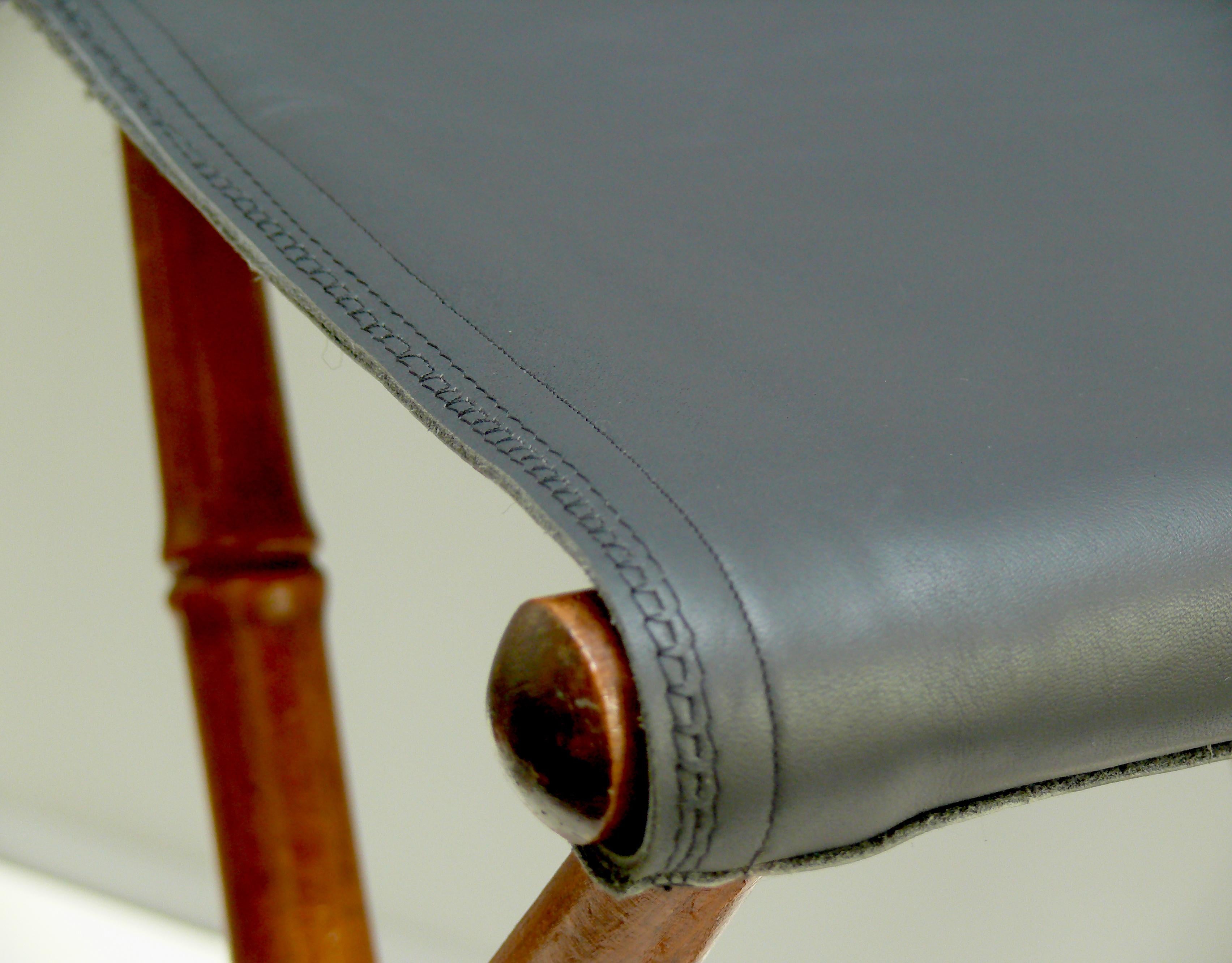 Bois Petit tabouret pliant vintage, cadre tourné, assise en cuir véritable - style colonial en vente
